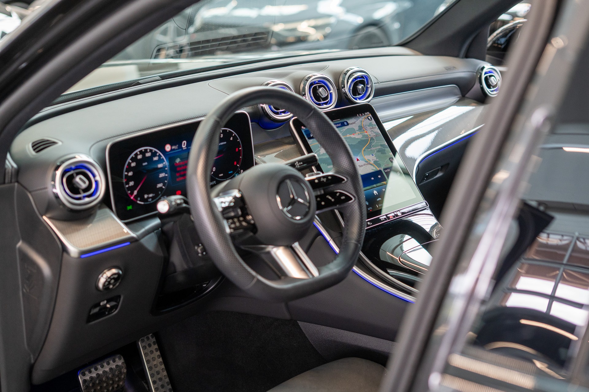 MERCEDES-BENZ GLC 300 d AMG Line 4matic / Rückfahrkamera / el.Sitze / Ambientebeleuchtung-image-9
