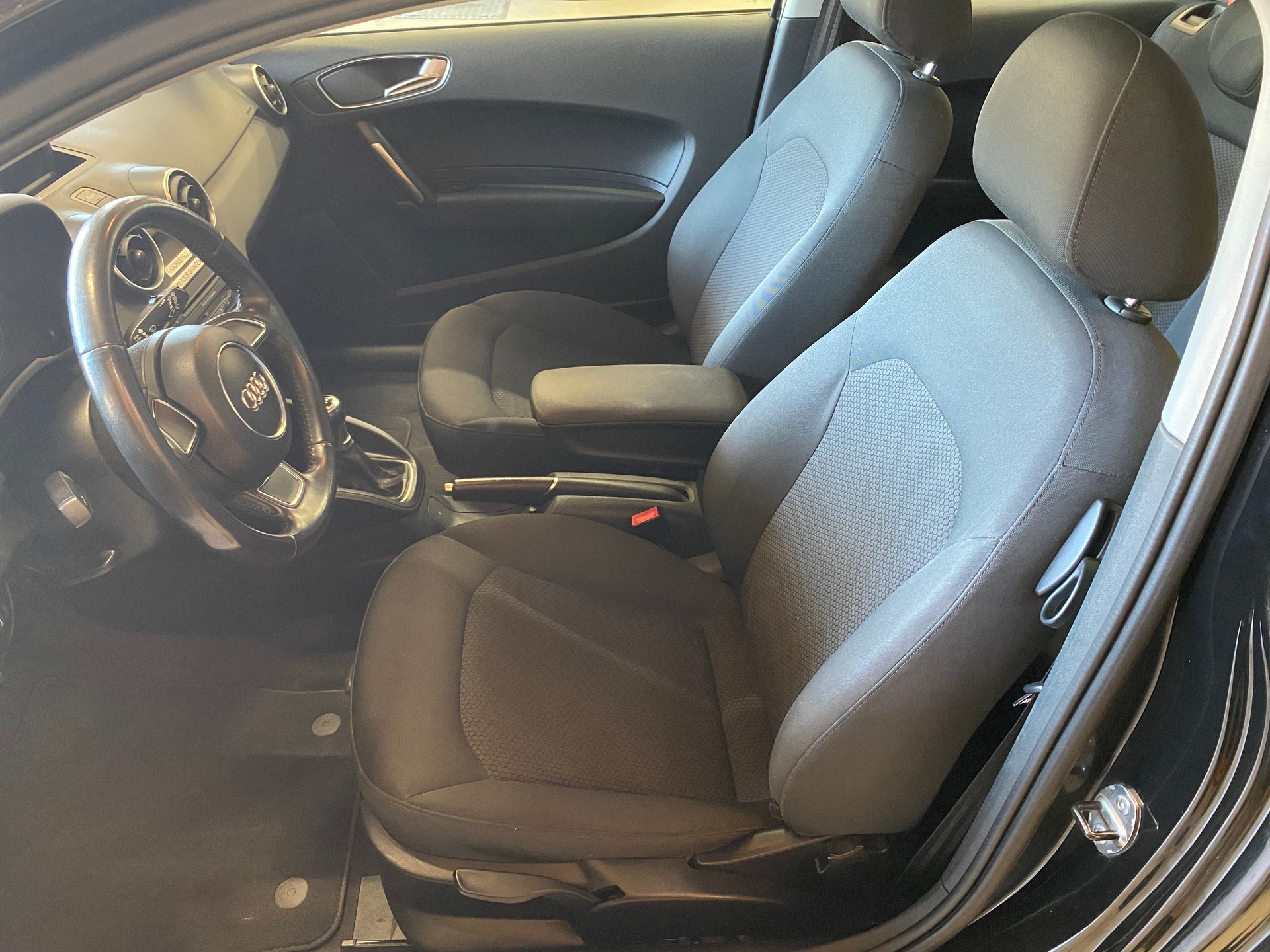 AUDI A1 1.6 TDI Ambition-image-7