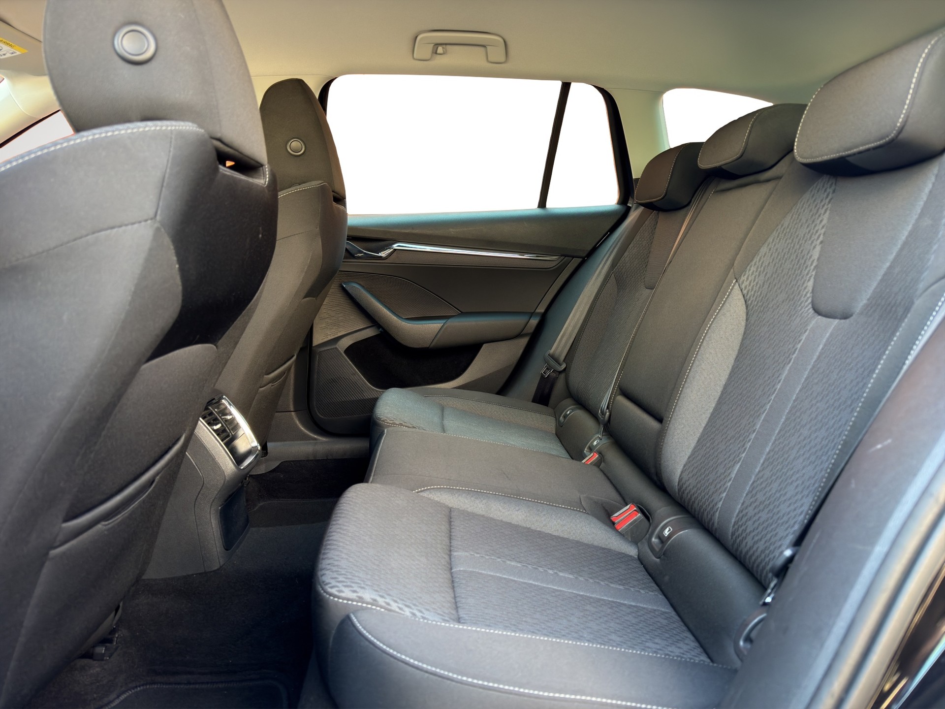 SKODA Octavia Combi 2.0 TDI DSG Style 4x4-image-14