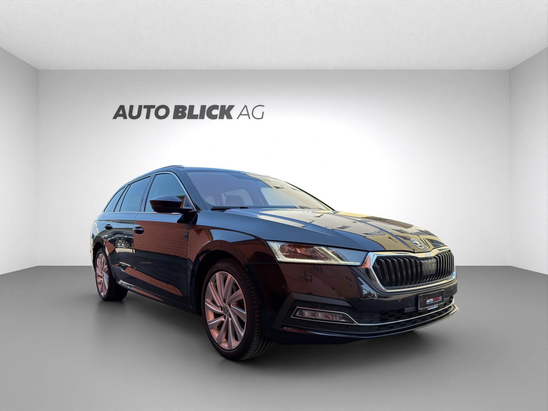 SKODA Octavia Combi 2.0 TDI DSG Style 4x4-image-1