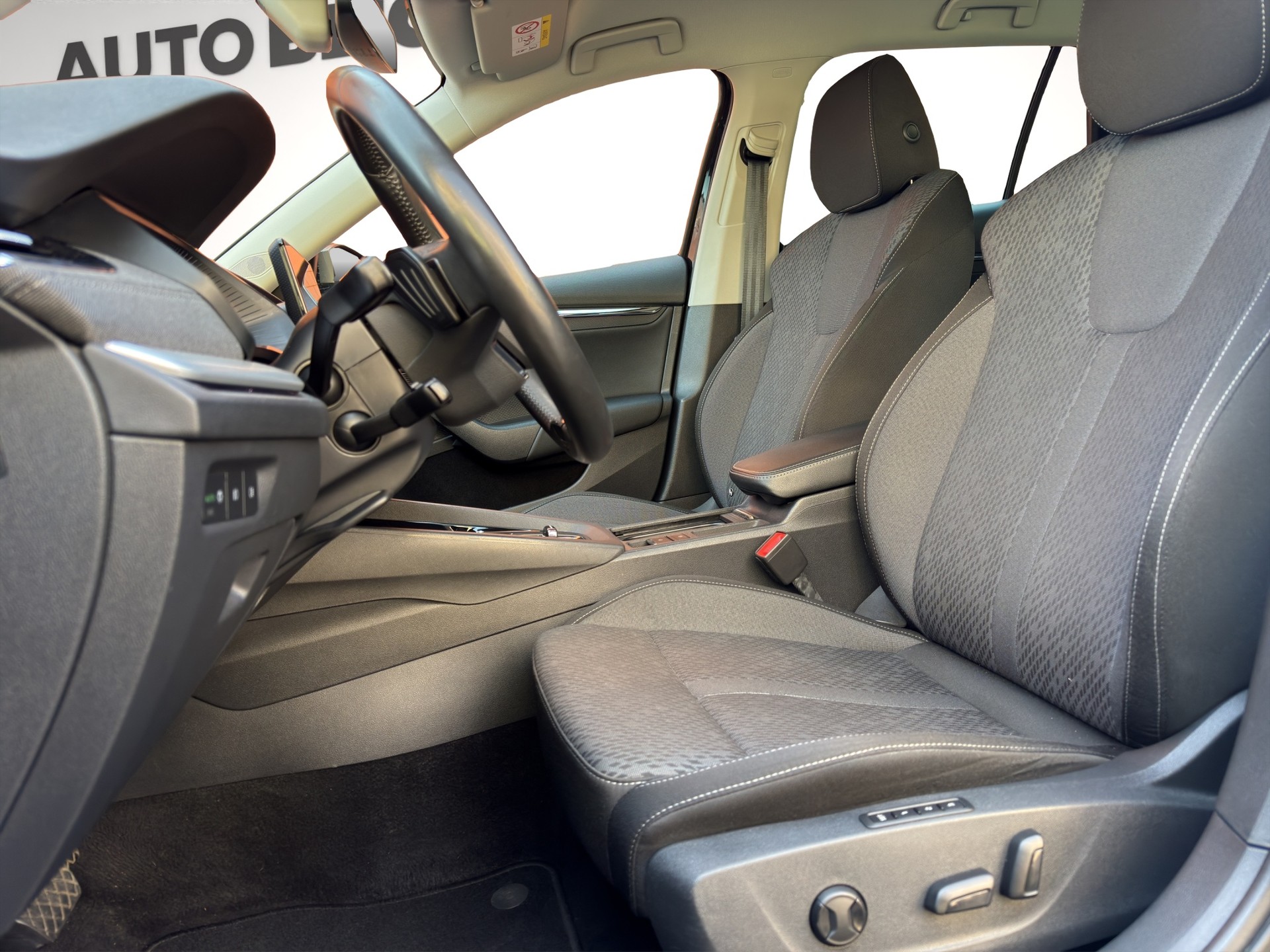 SKODA Octavia Combi 2.0 TDI DSG Style 4x4-image-9