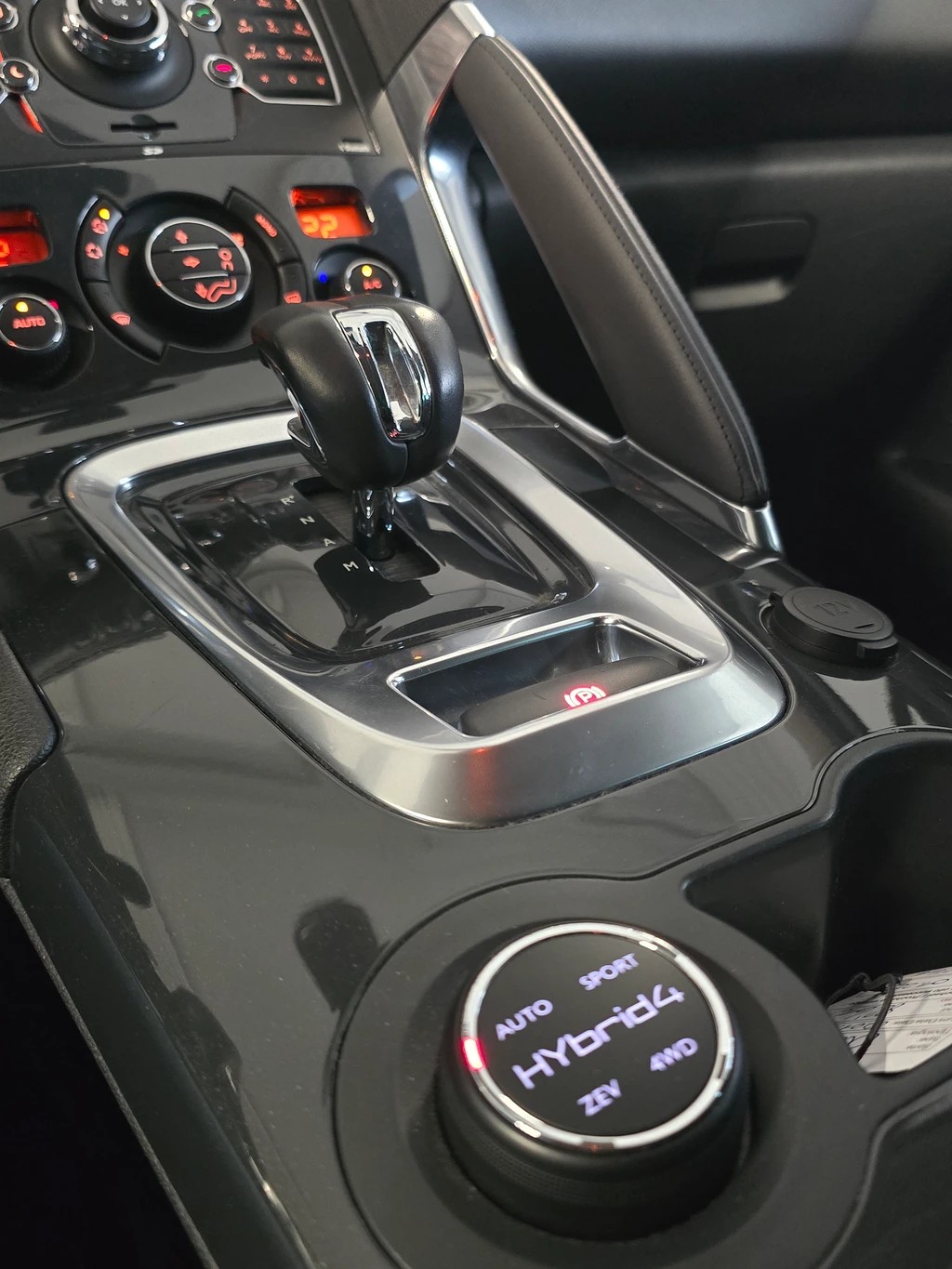 PEUGEOT 3008 HYbrid4 2.0 HDI EGS6-image-12