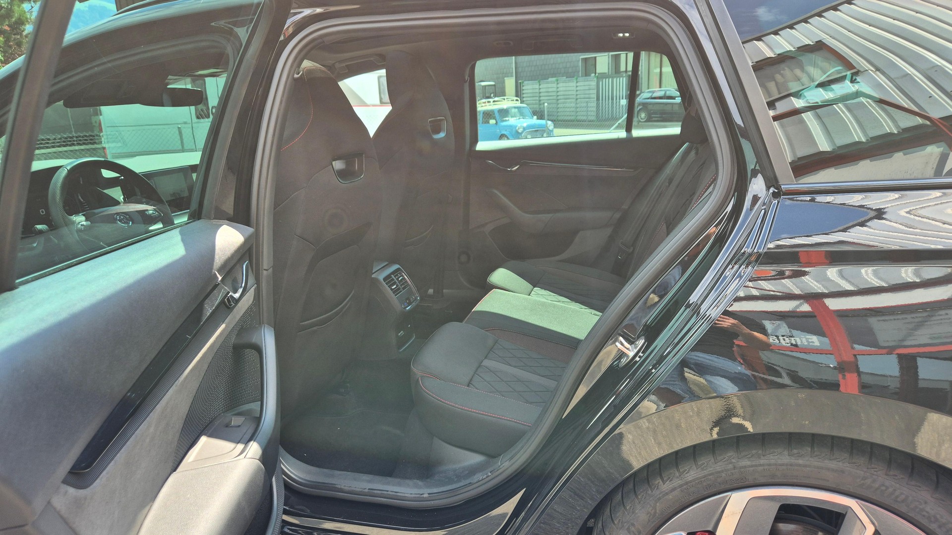 SKODA Octavia Combi 2.0 TDI RS 4x4 DSG-image-15