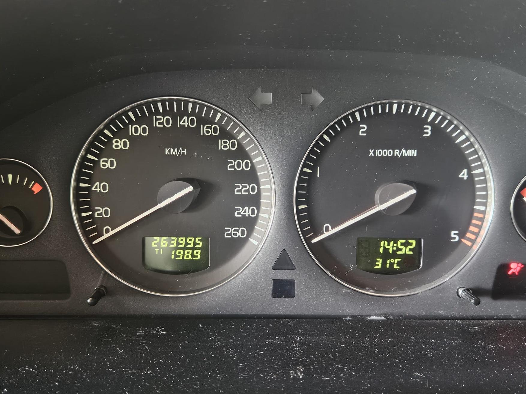 VOLVO V70 2.4 D5 163 AWD-image-8