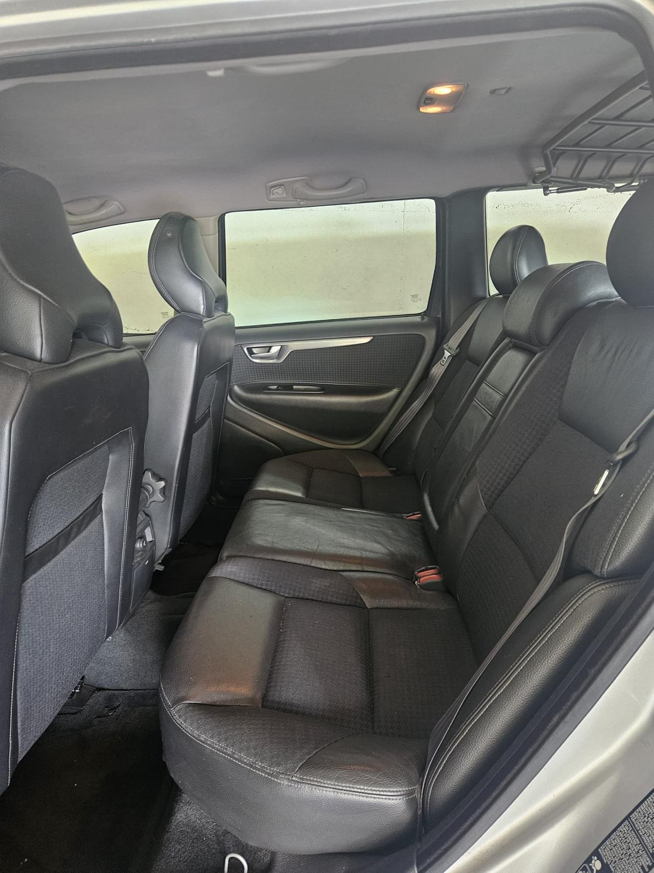 VOLVO V70 2.4 D5 163 AWD-image-6