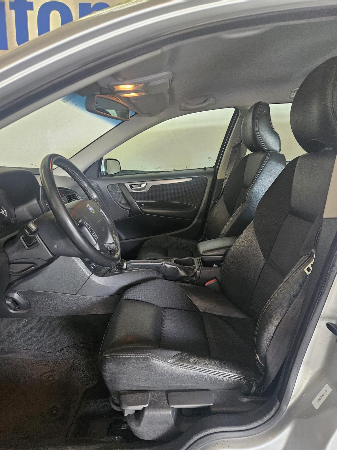 VOLVO V70 2.4 D5 163 AWD-image-7