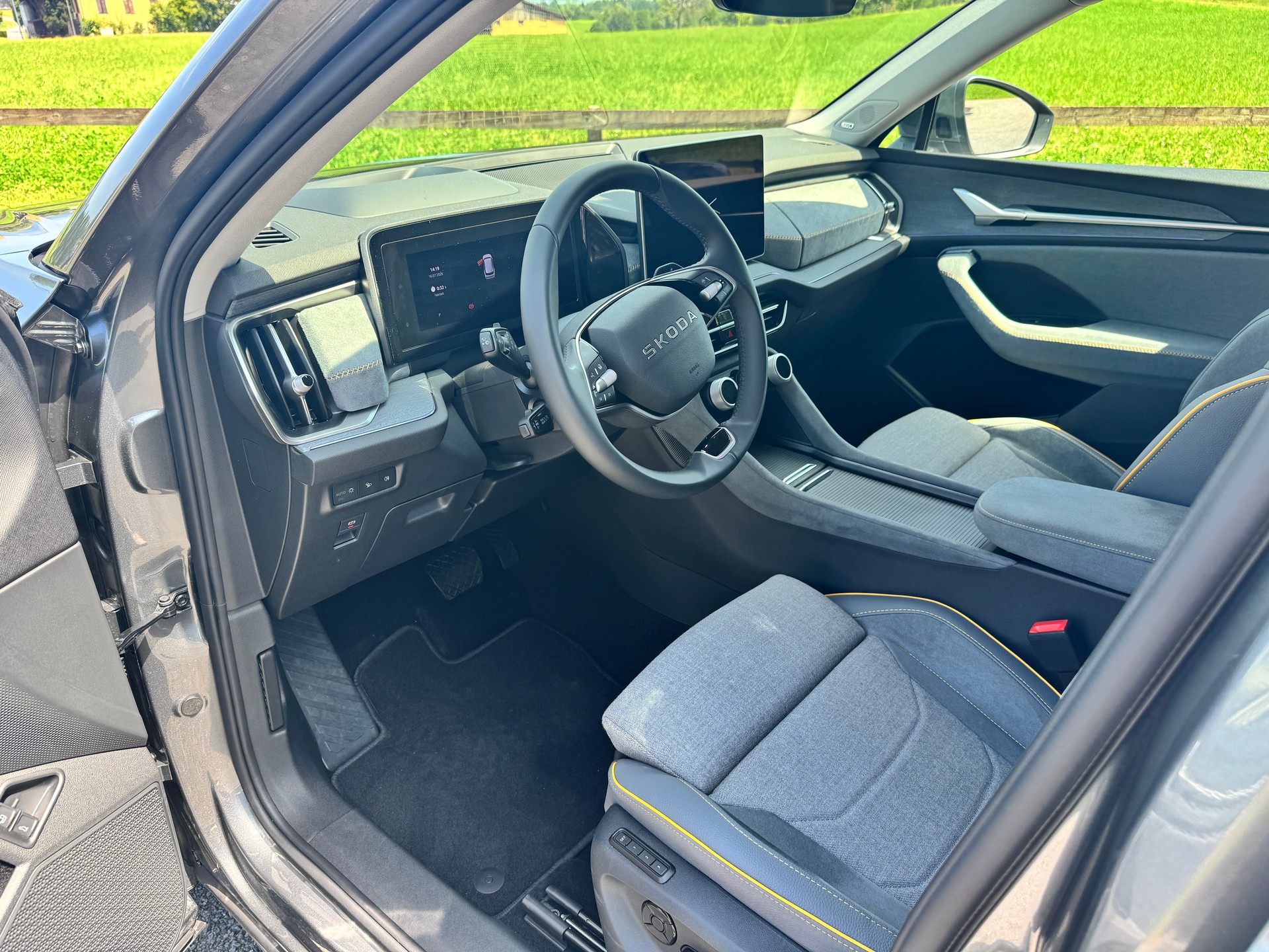 SKODA 1.5 TSI PHEV Dynamic 2WD-image-2