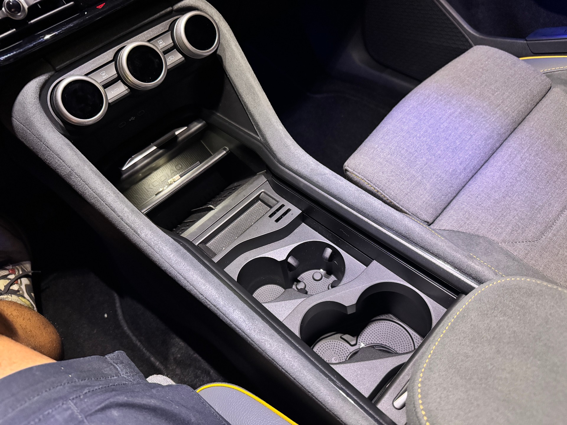 SKODA 1.5 TSI PHEV Dynamic 2WD-image-6