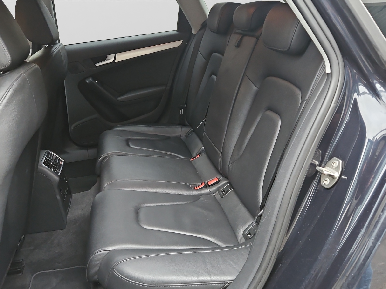 AUDI A4 Avant 2.0 TDI quattro S-LINE-image-10