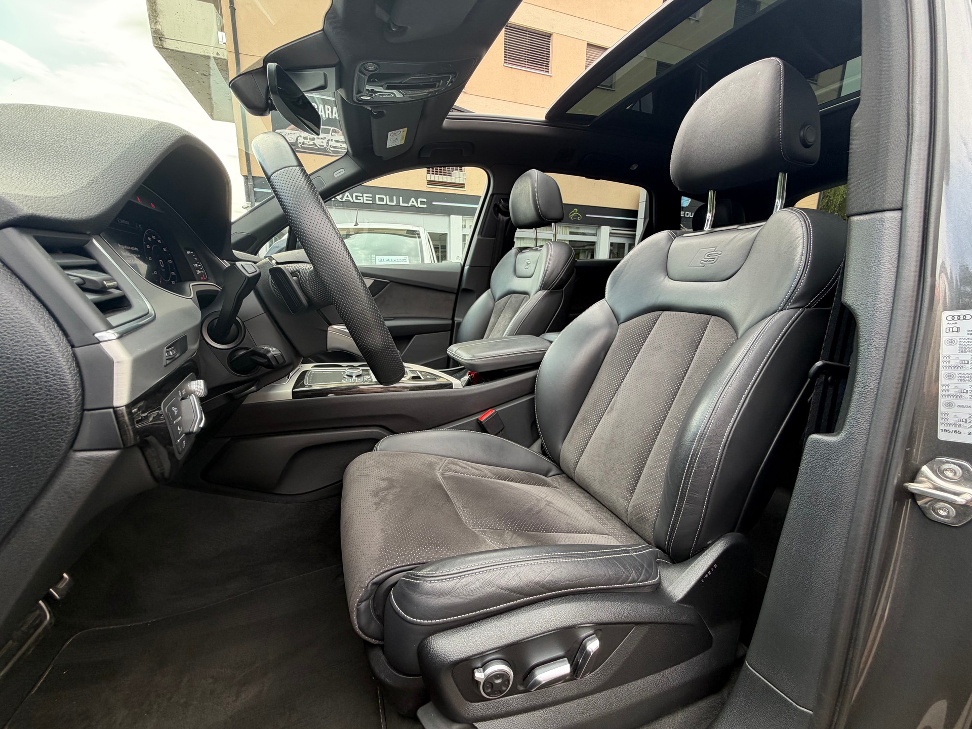 AUDI Q7 50 TDI quattro tiptronic S-Line 7 Places-image-14
