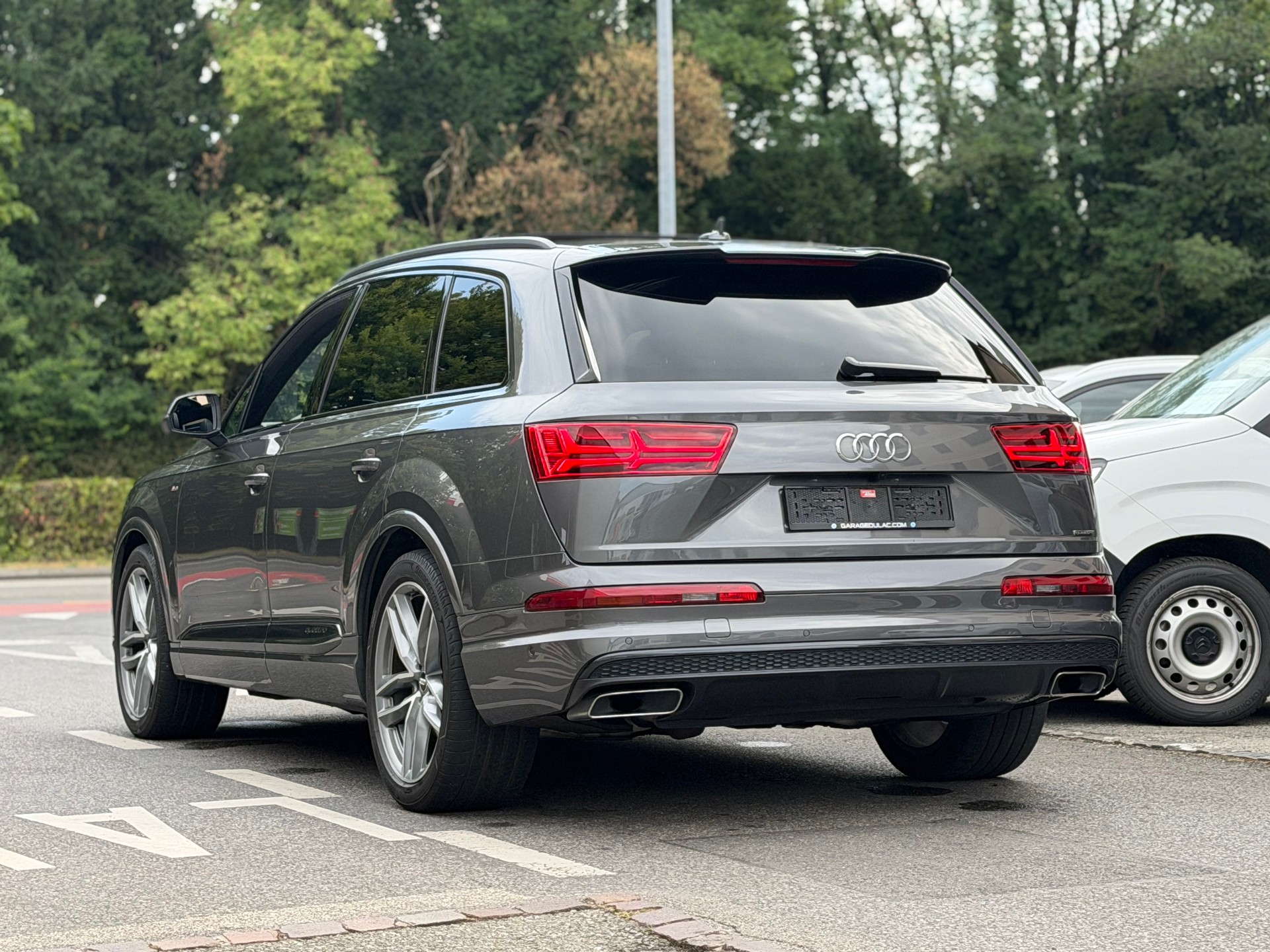 AUDI Q7 50 TDI quattro tiptronic S-Line 7 Places-image-4