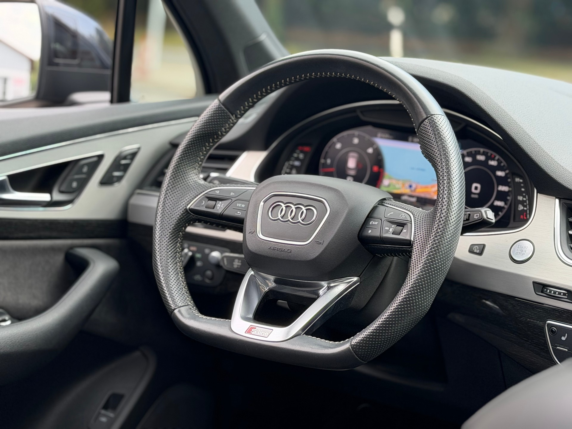 AUDI Q7 50 TDI quattro tiptronic S-Line 7 Places-image-15
