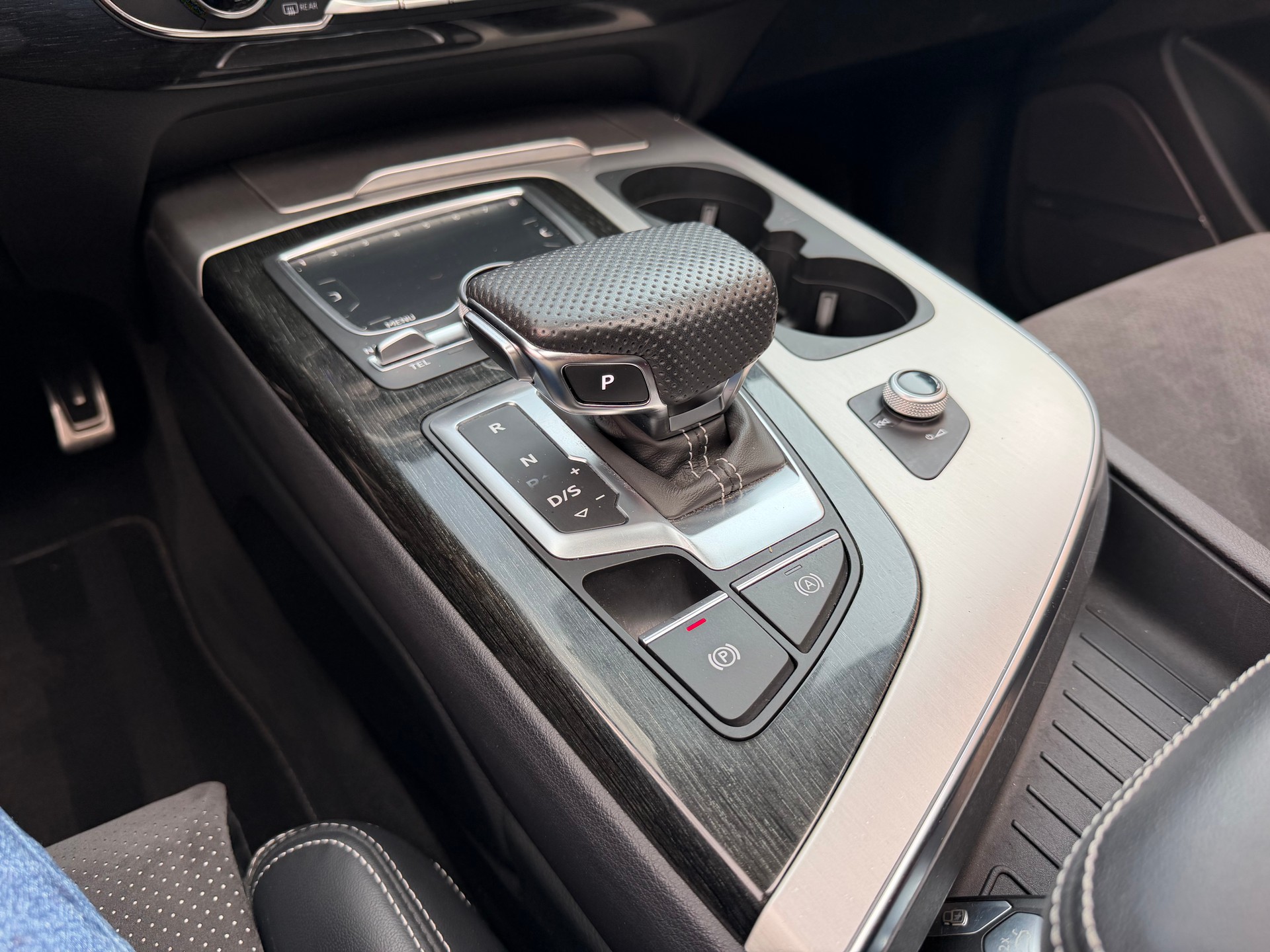 AUDI Q7 50 TDI quattro tiptronic S-Line 7 Places-image-28
