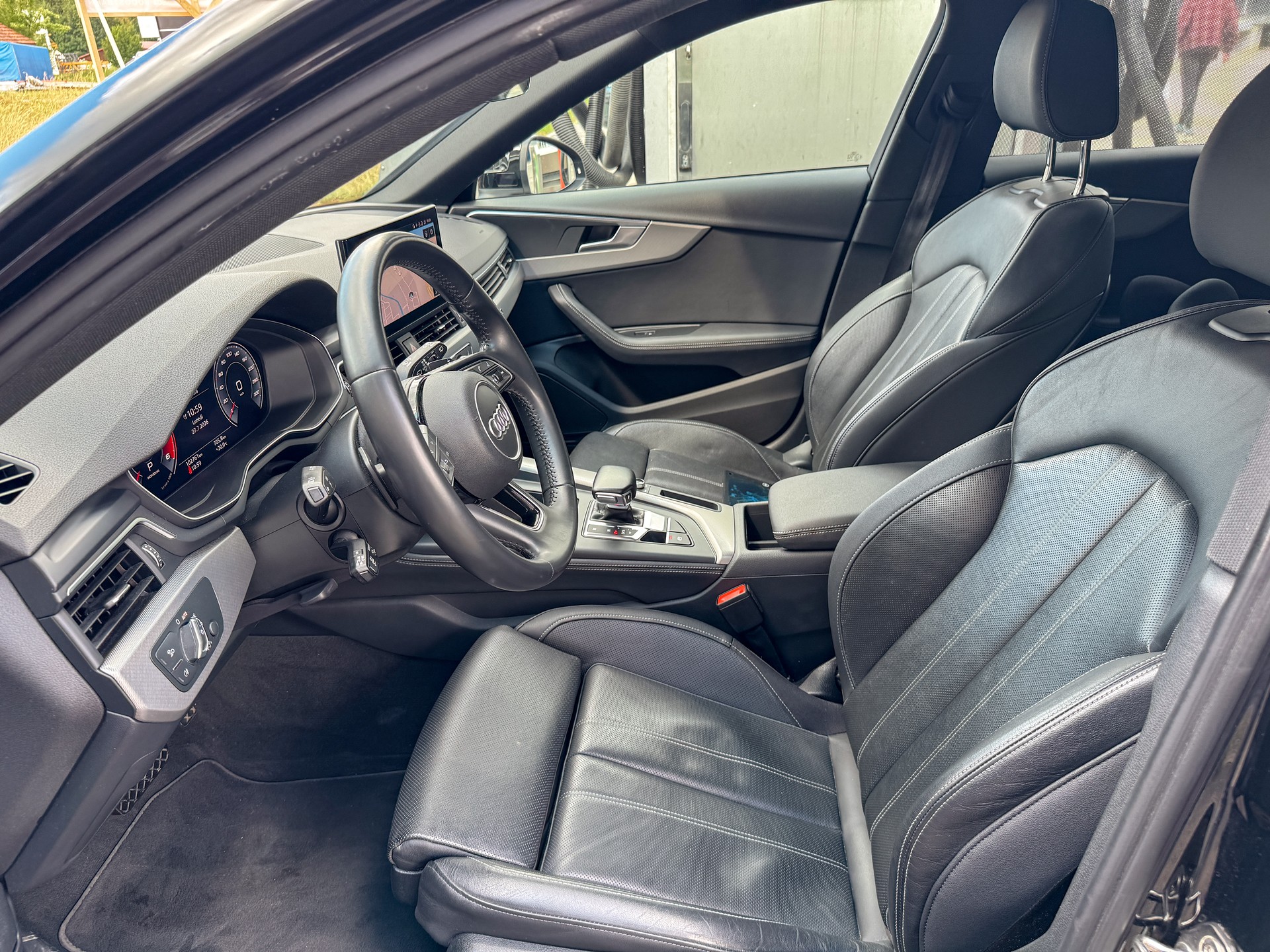AUDI 2.0 40 TDI Attraction quattro S-Tronic-image-9