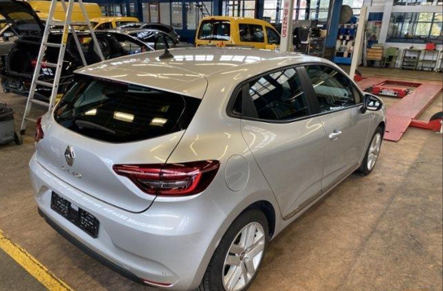 RENAULT Clio 1.0 Zen CVT-image-9