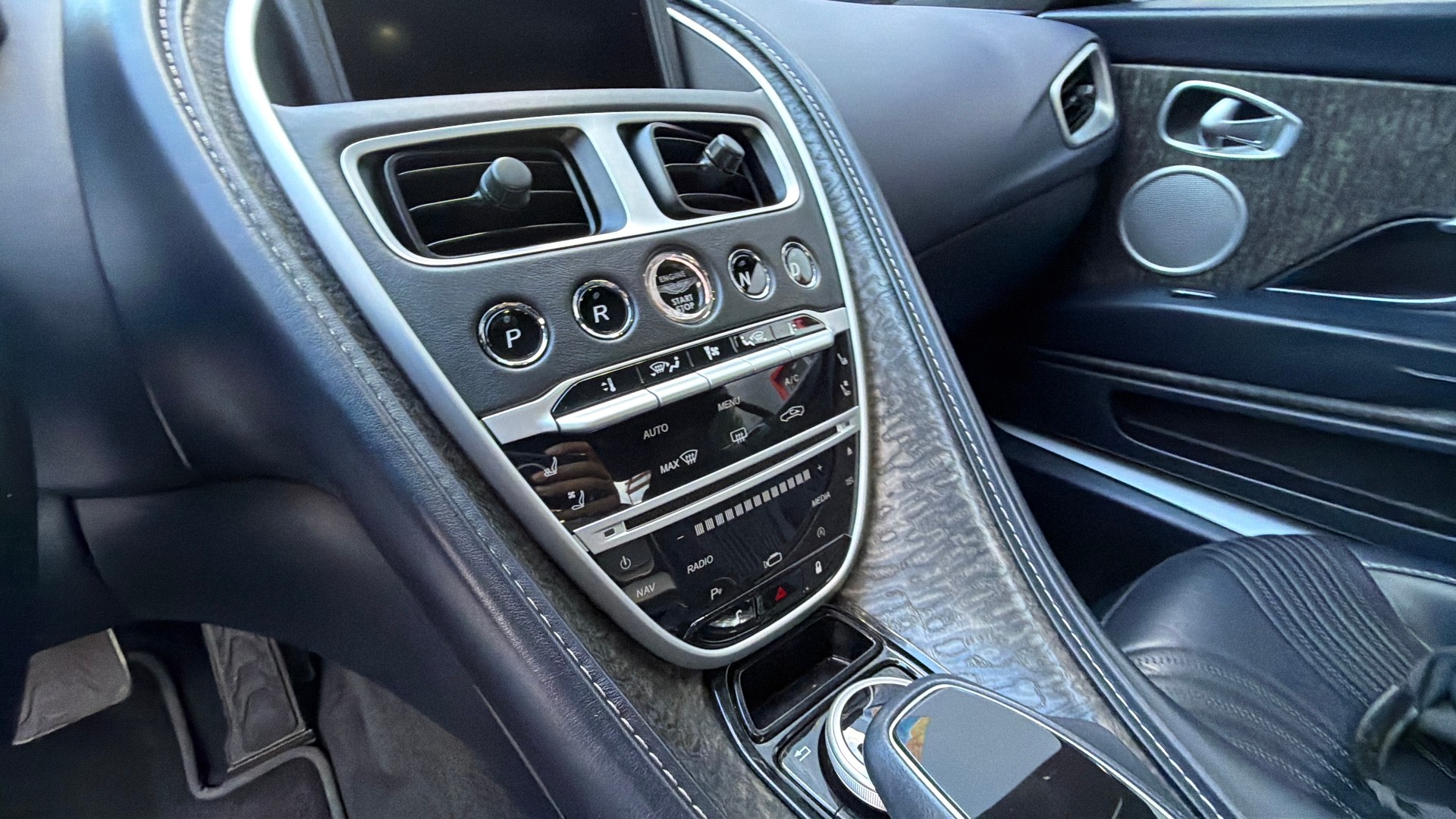 ASTON MARTIN DB11 V8 Touchtronic 3-image-17