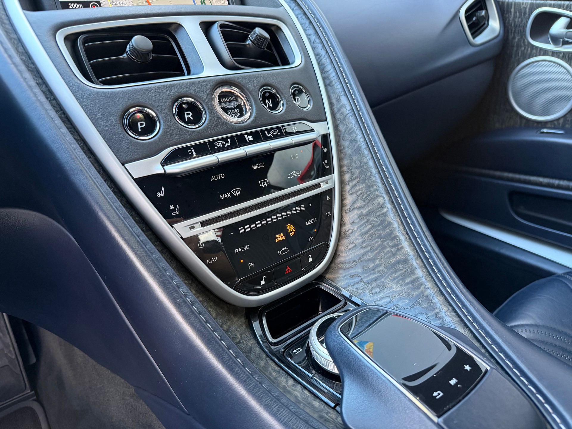 ASTON MARTIN DB11 V8 Touchtronic 3-image-18