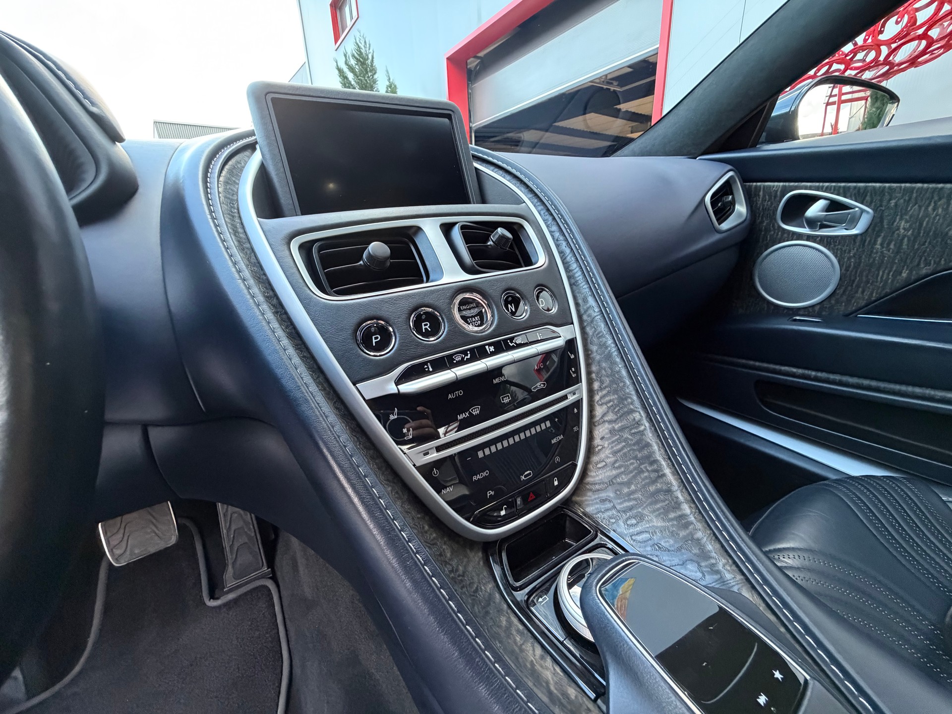 ASTON MARTIN DB11 V8 Touchtronic 3-image-16