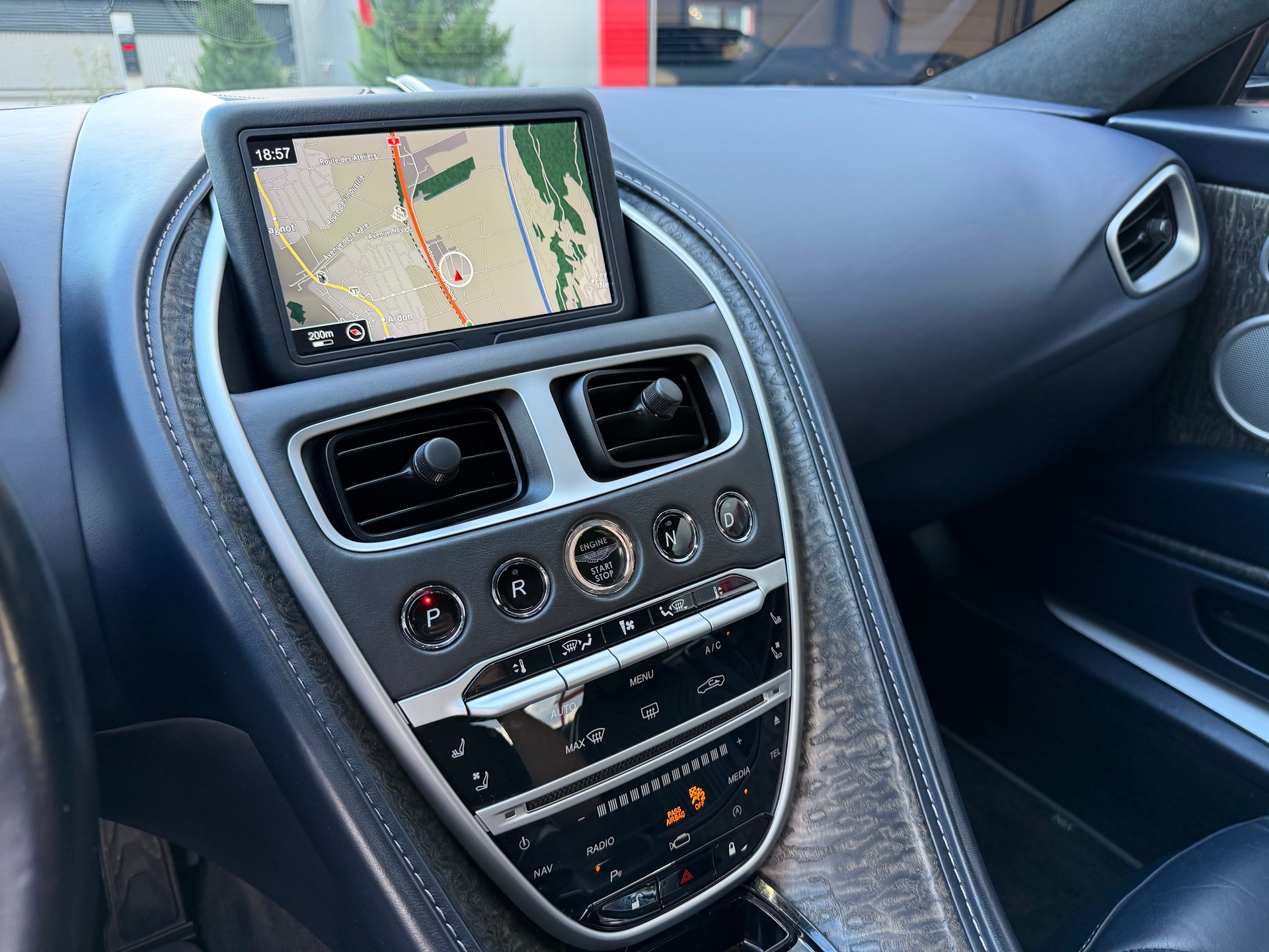 ASTON MARTIN DB11 V8 Touchtronic 3-image-12