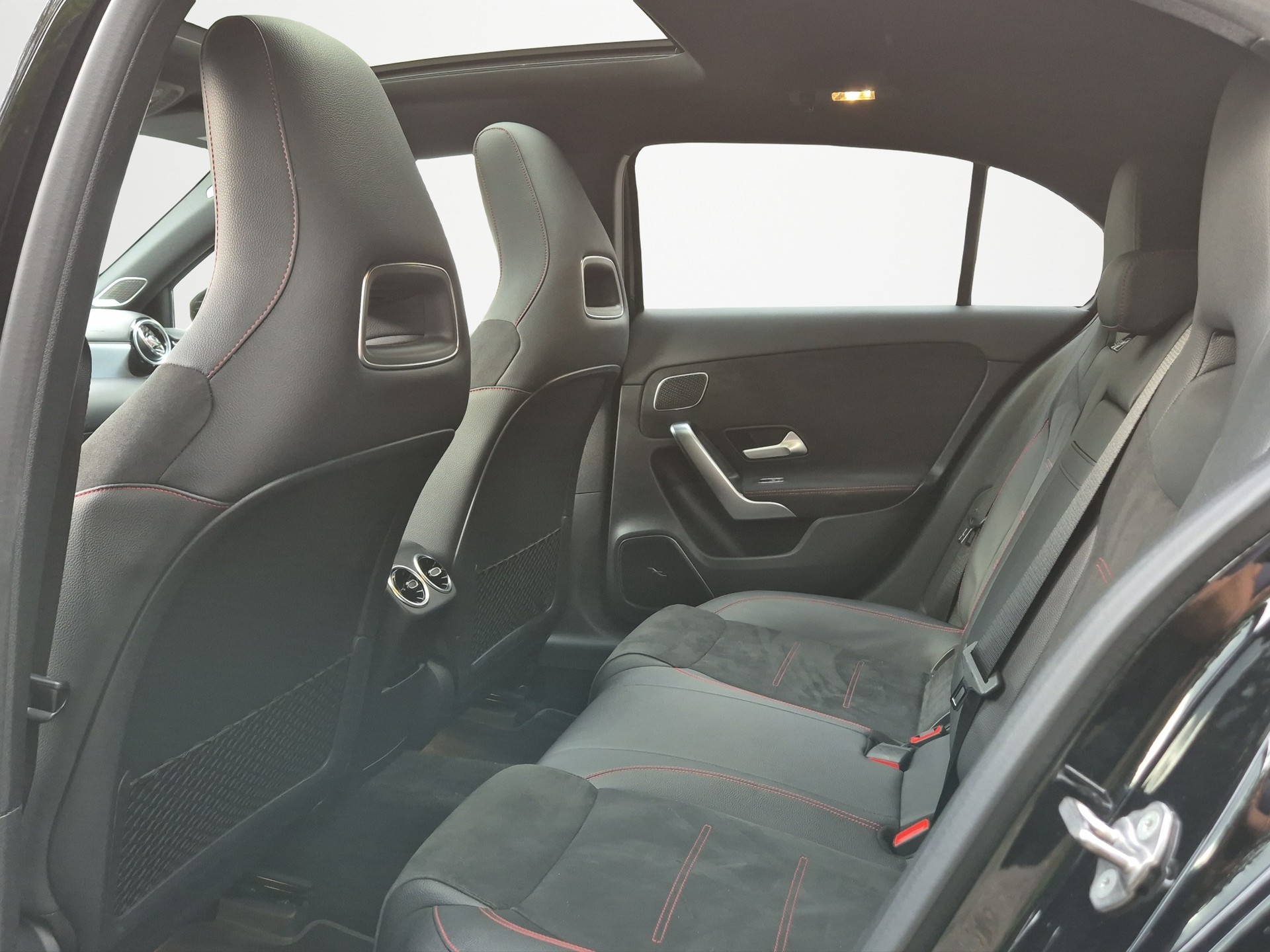 MERCEDES-BENZ A 250 AMG Line 7G-DCT-image-10