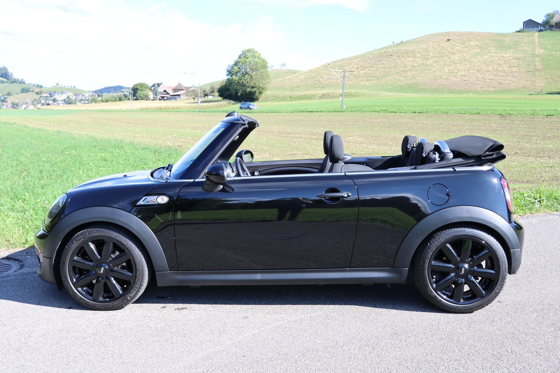 MINI Cooper S Cabriolet All Black-image-1