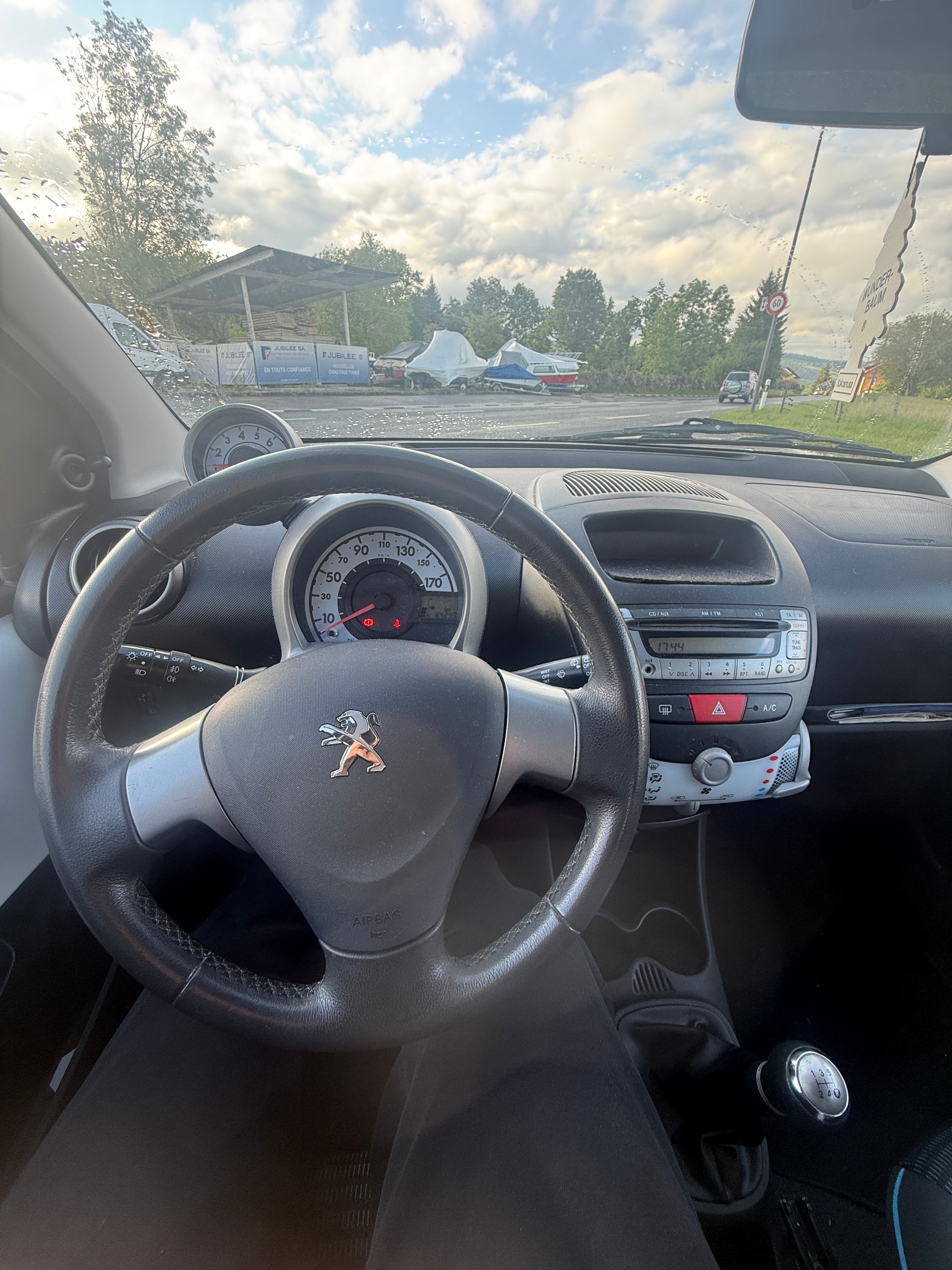 PEUGEOT 107 1.0 Swiss Edition-image-9