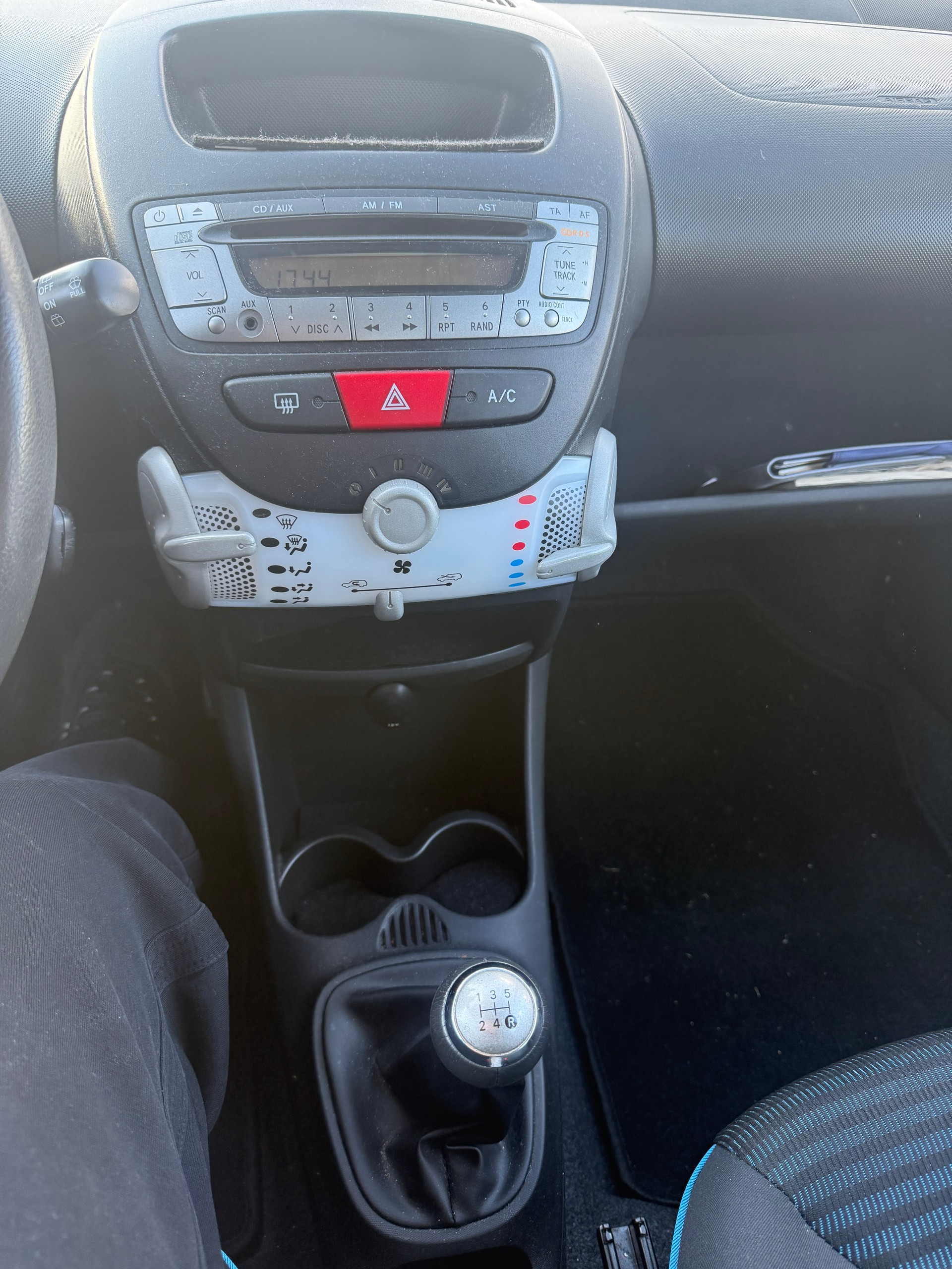 PEUGEOT 107 1.0 Swiss Edition-image-8