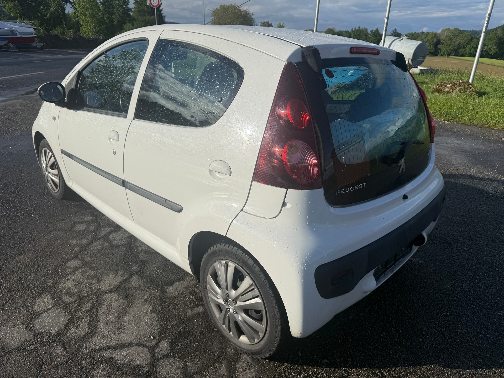 PEUGEOT 107 1.0 Swiss Edition-image-3