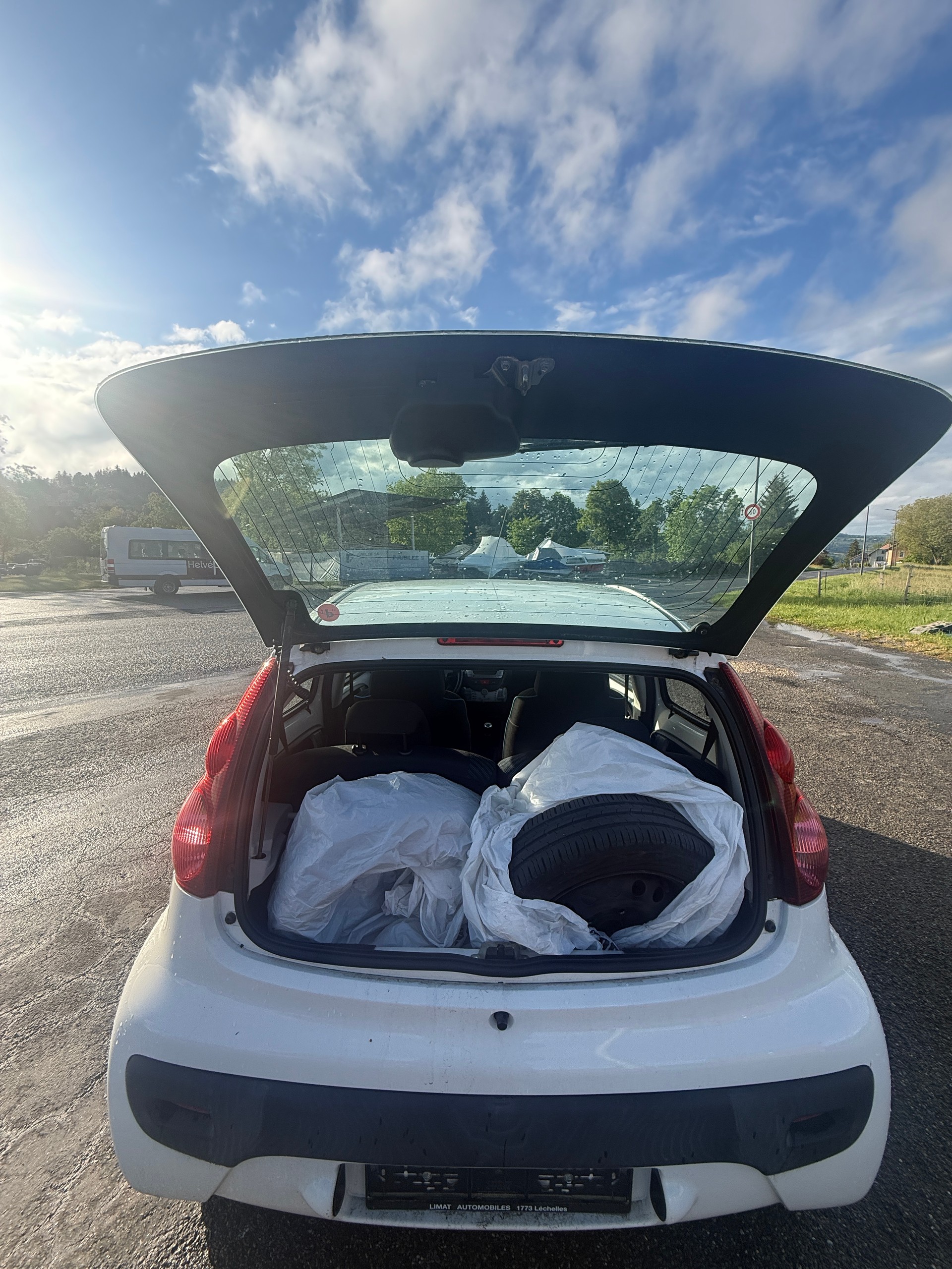PEUGEOT 107 1.0 Swiss Edition-image-4