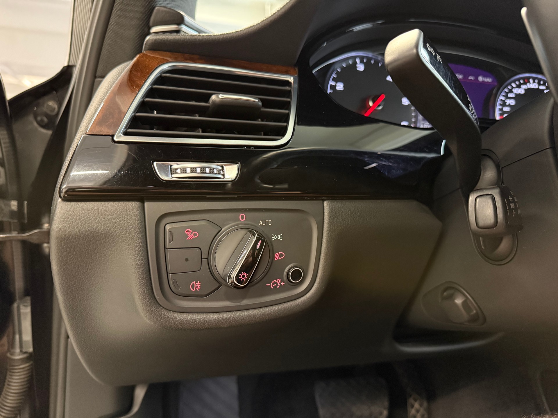 AUDI A8 3.0 TDI quattro tiptronic-image-12