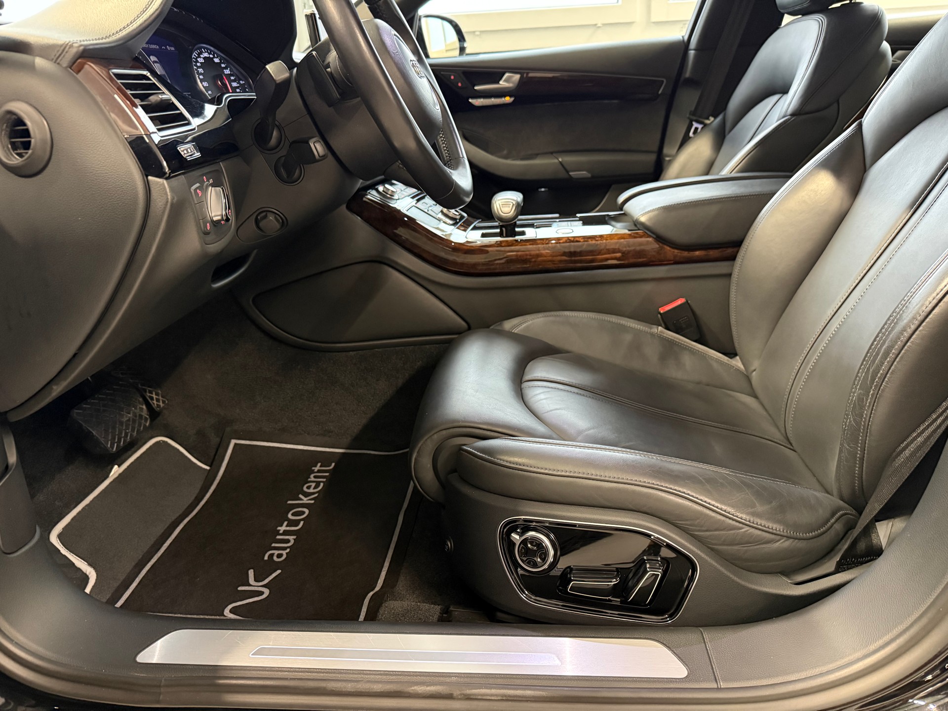 AUDI A8 3.0 TDI quattro tiptronic-image-14