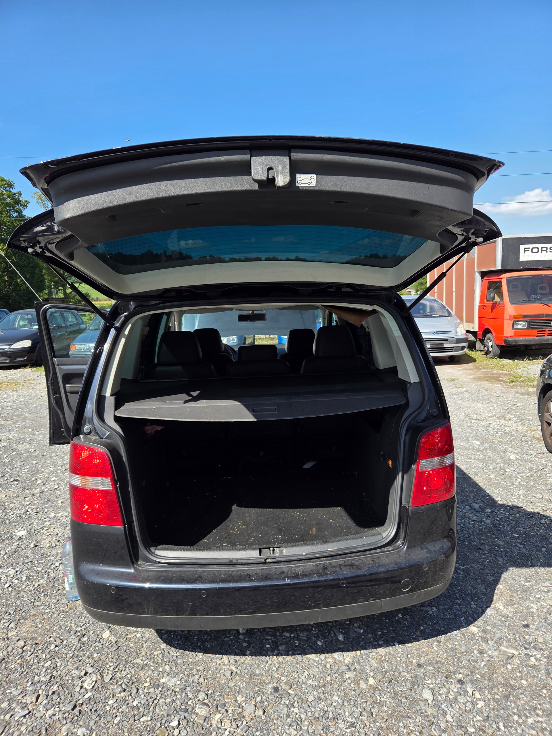 VW Touran 2.0 TDI Trendline-image-8