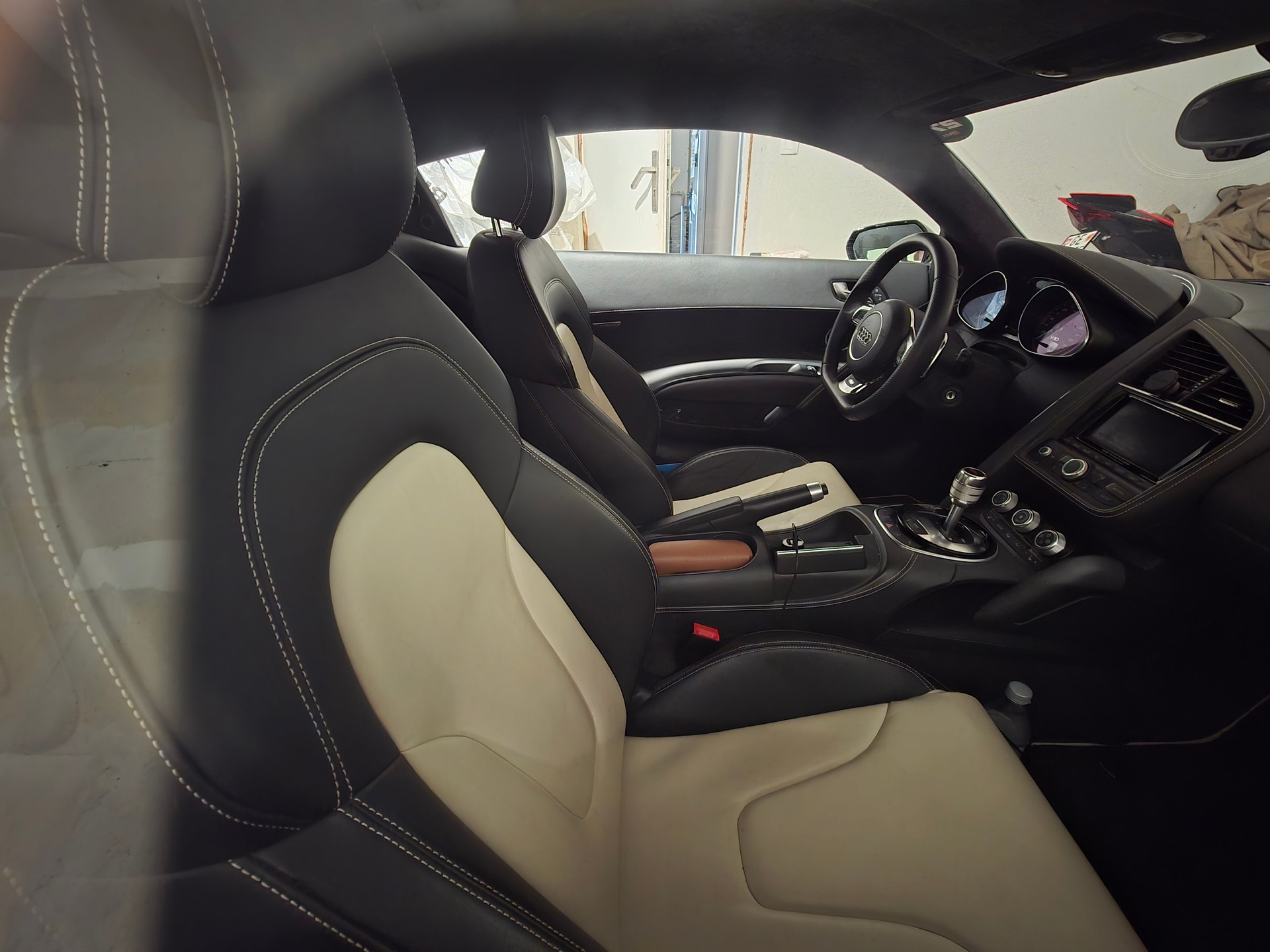 AUDI 5.2 FSI V10 quattro S-Tronic-image-2