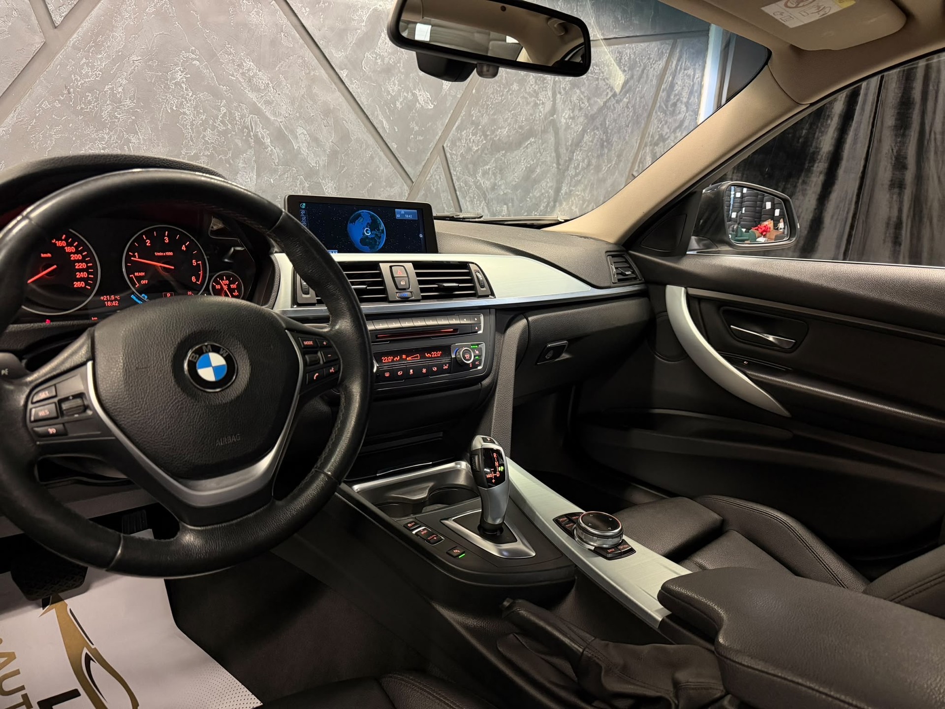 BMW 320d xDrive Modern Line Steptronic-image-10