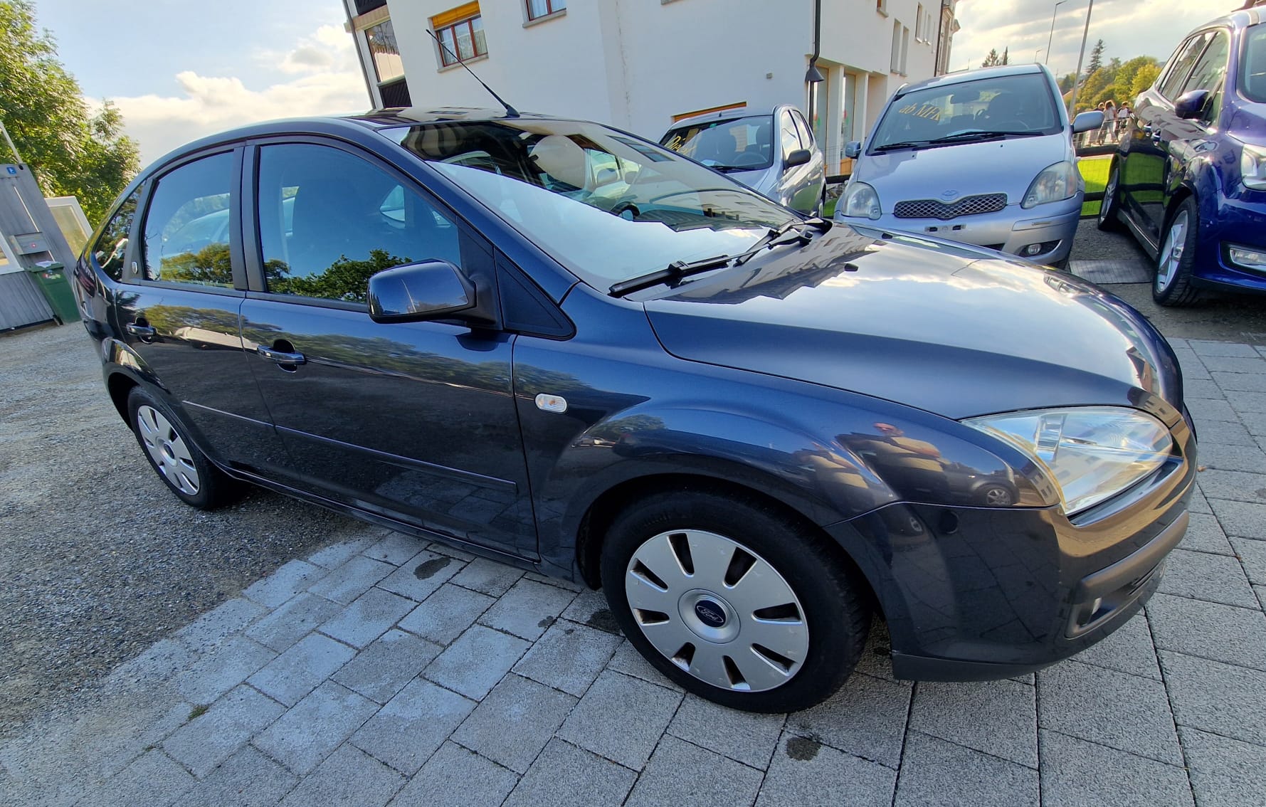 FORD Focus 2.0i Ghia-image-2
