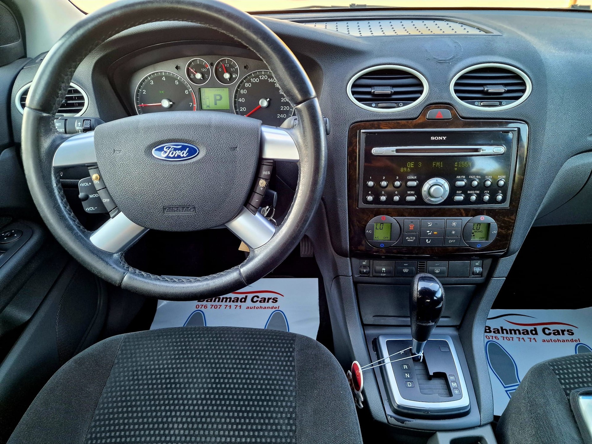 FORD Focus 2.0i Ghia-image-11
