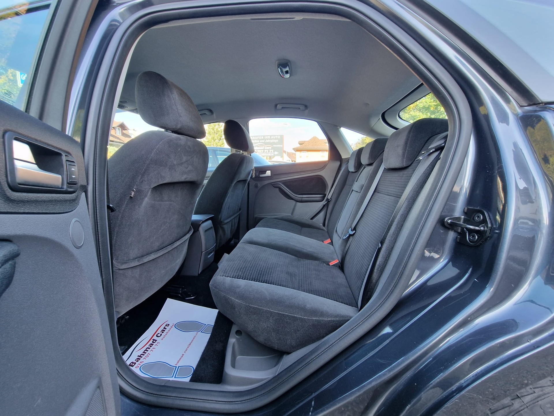 FORD Focus 2.0i Ghia-image-9