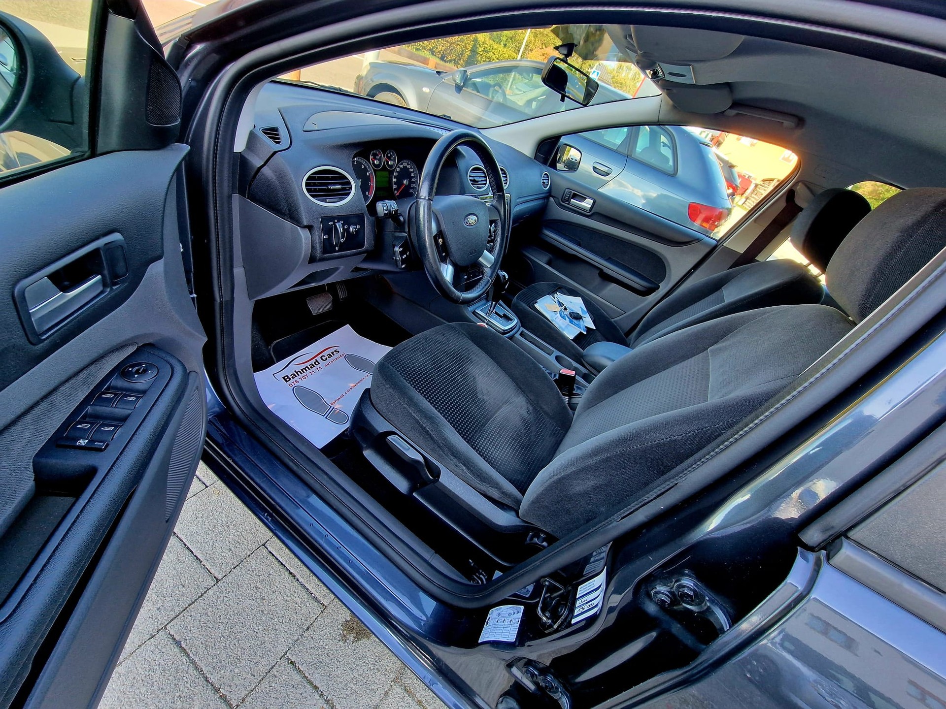 FORD Focus 2.0i Ghia-image-7