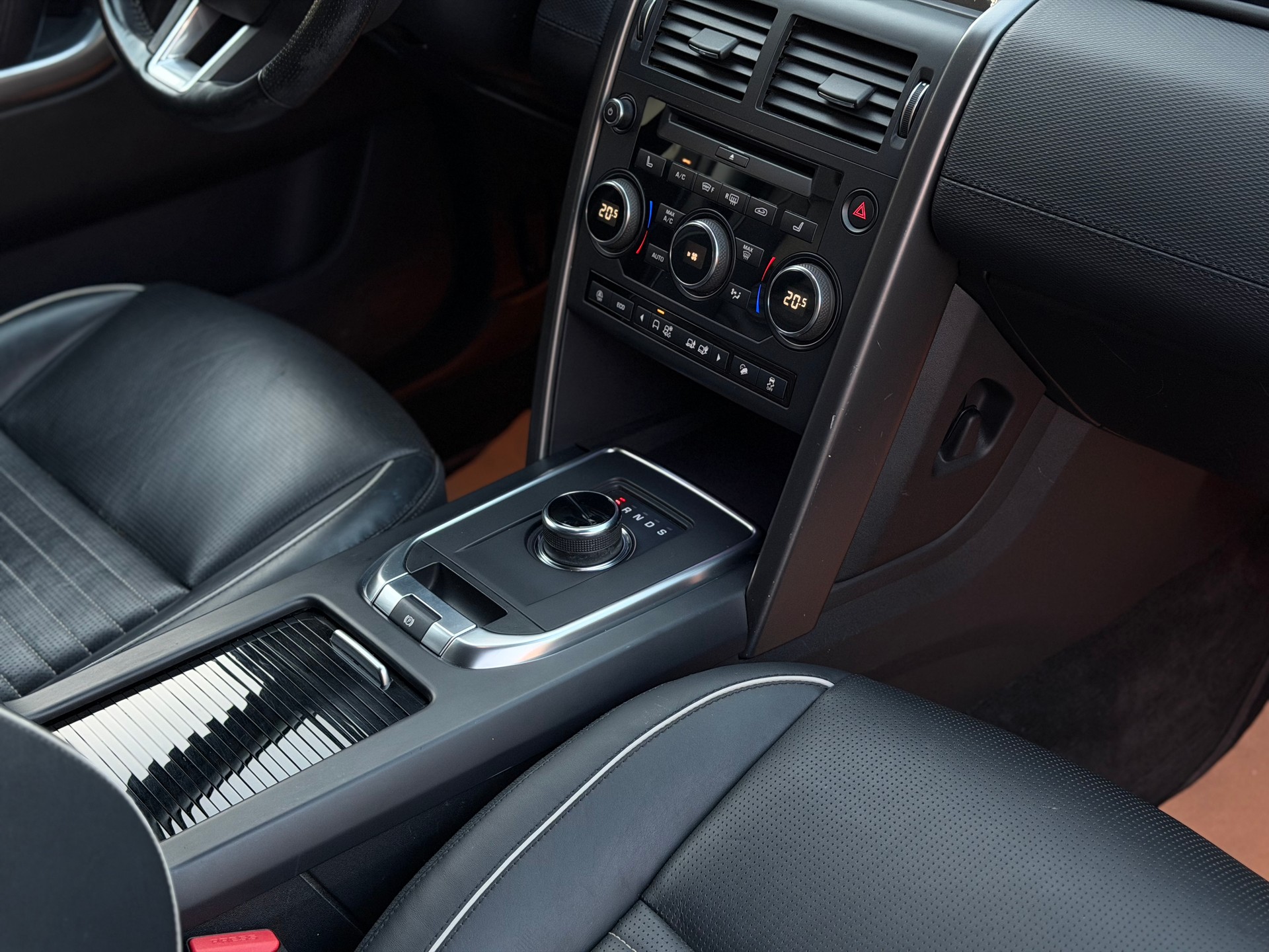 LAND ROVER Discovery Sport 2.0 Si4 HSE AT9-image-16