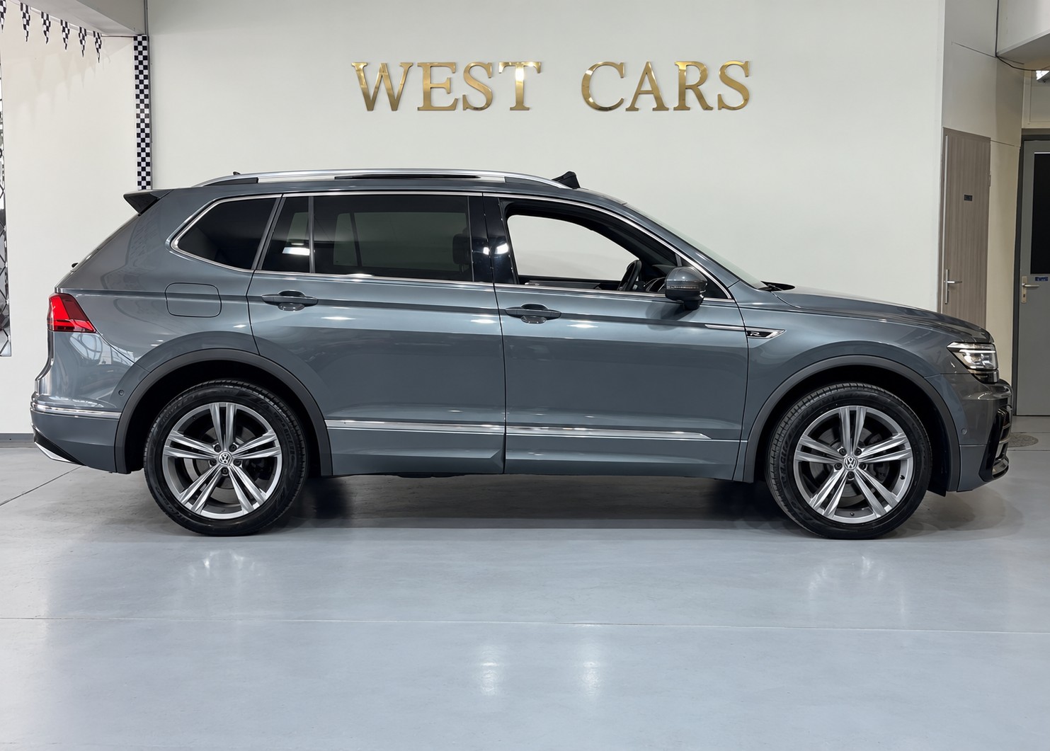 VW Tiguan Allspace 2.0TSI R-Line 4Motion DSG-image-2