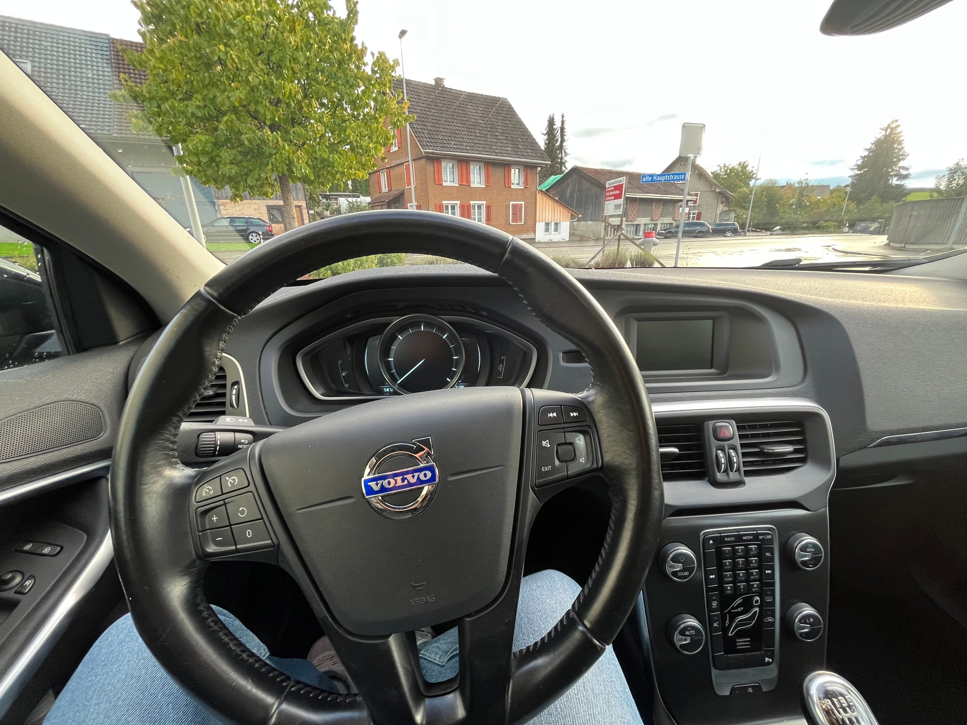 VOLVO V40 D2-image-8
