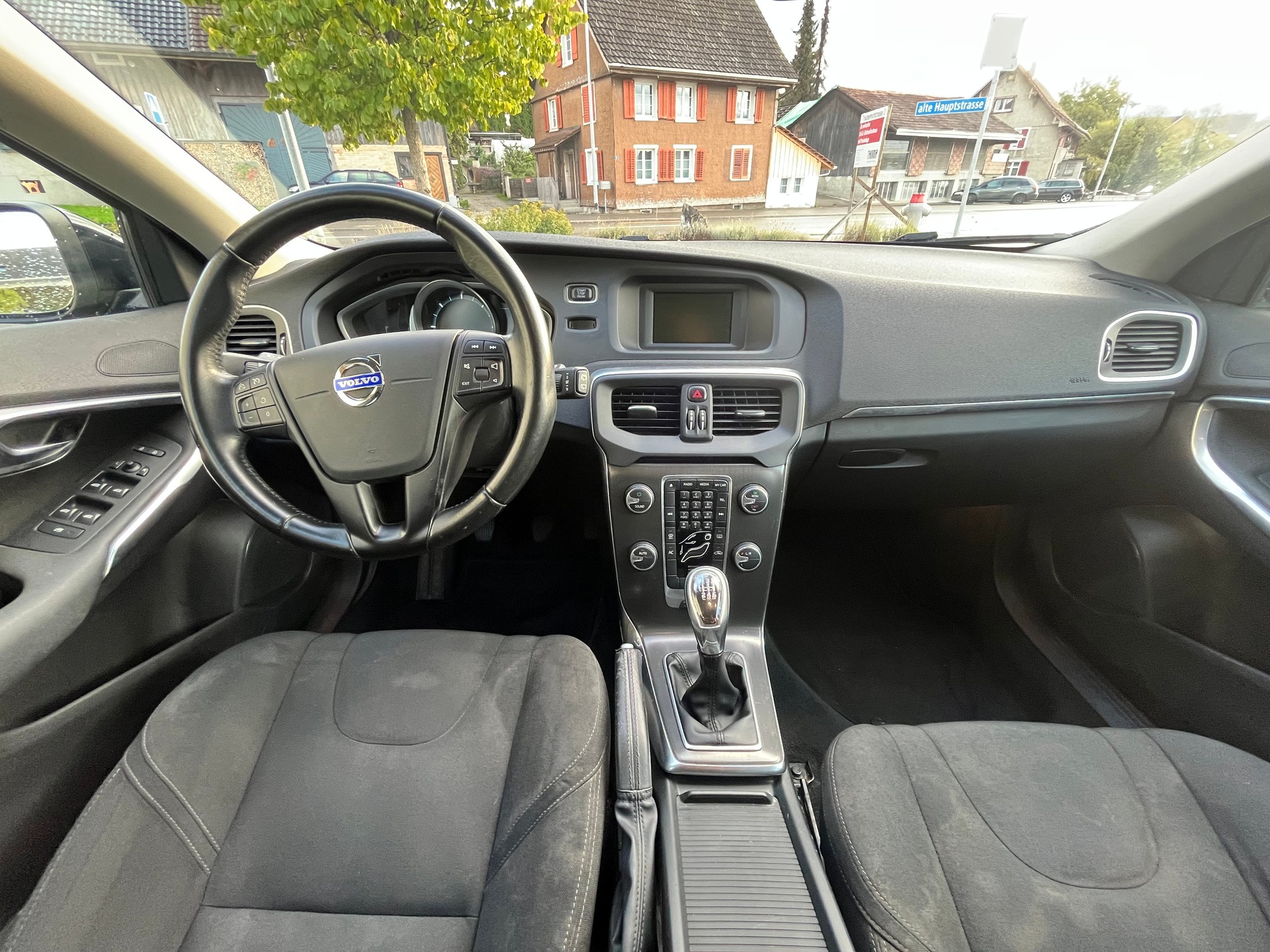 VOLVO V40 D2-image-10