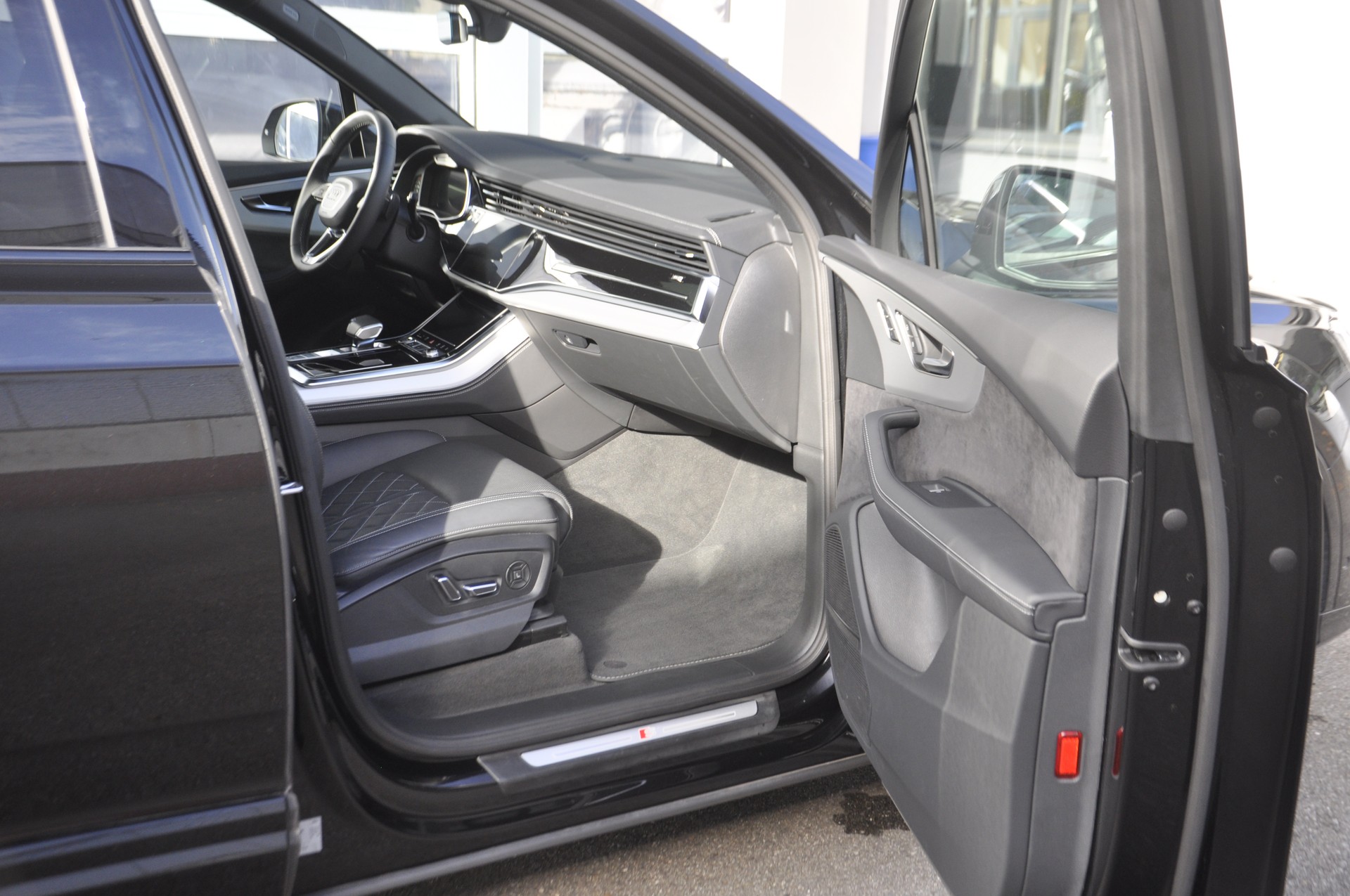 AUDI Q7 50 TDI quattro S Line tiptronic I 7 Plätze I Anhängerkupplung I Standheizung-image-6