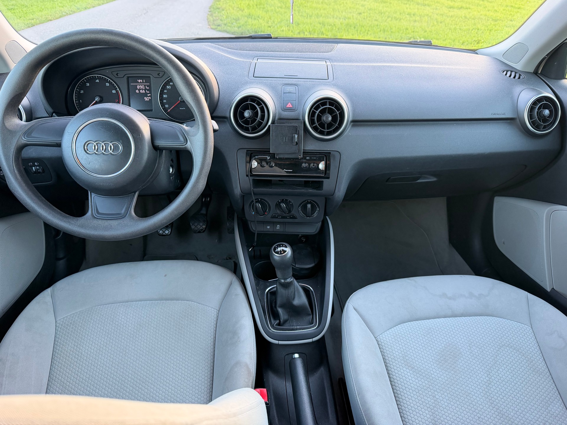 AUDI A1 1.2 TFSI Attraction-image-9
