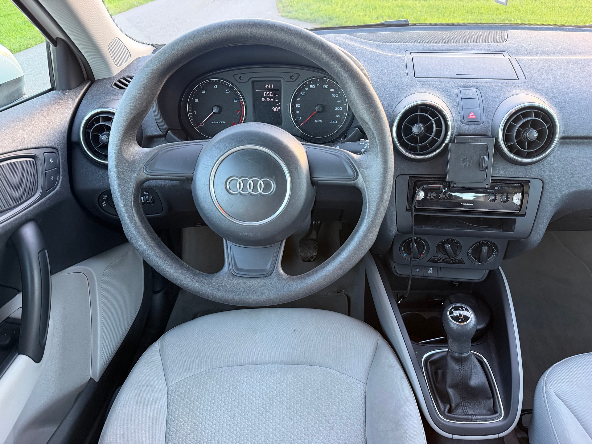 AUDI A1 1.2 TFSI Attraction-image-10