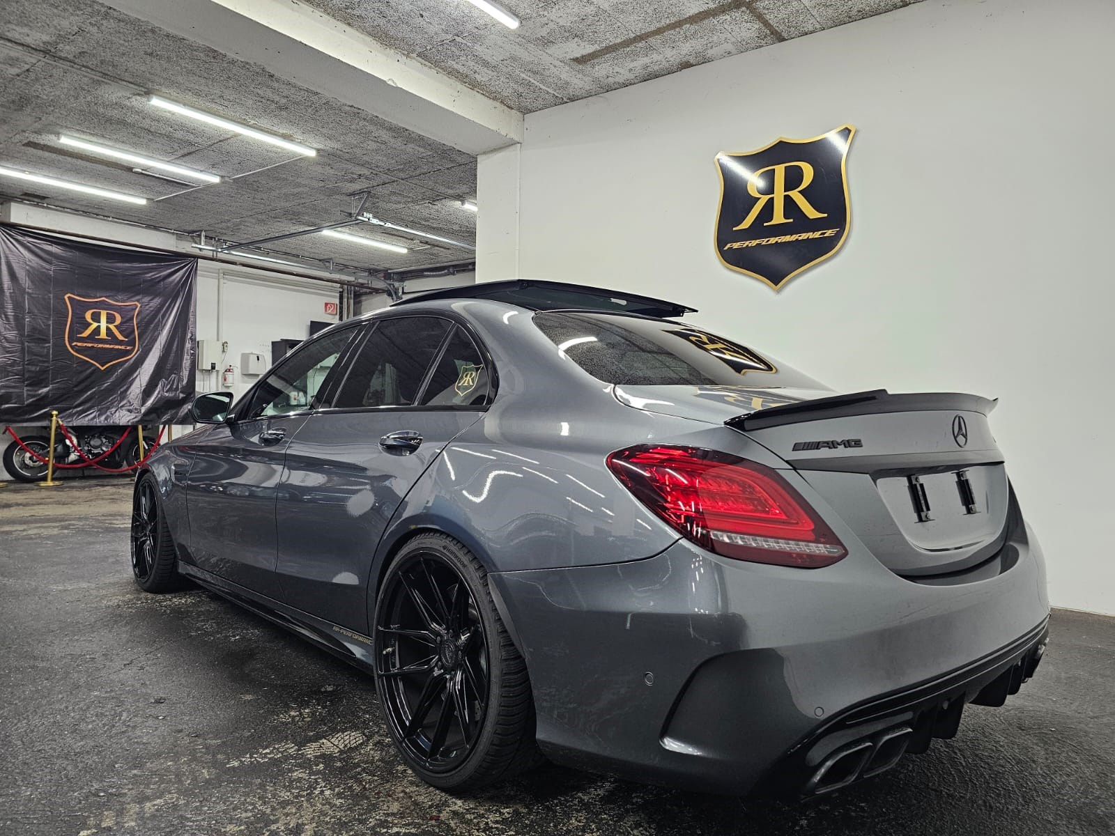 MERCEDES-BENZ C 63 AMG-image-2