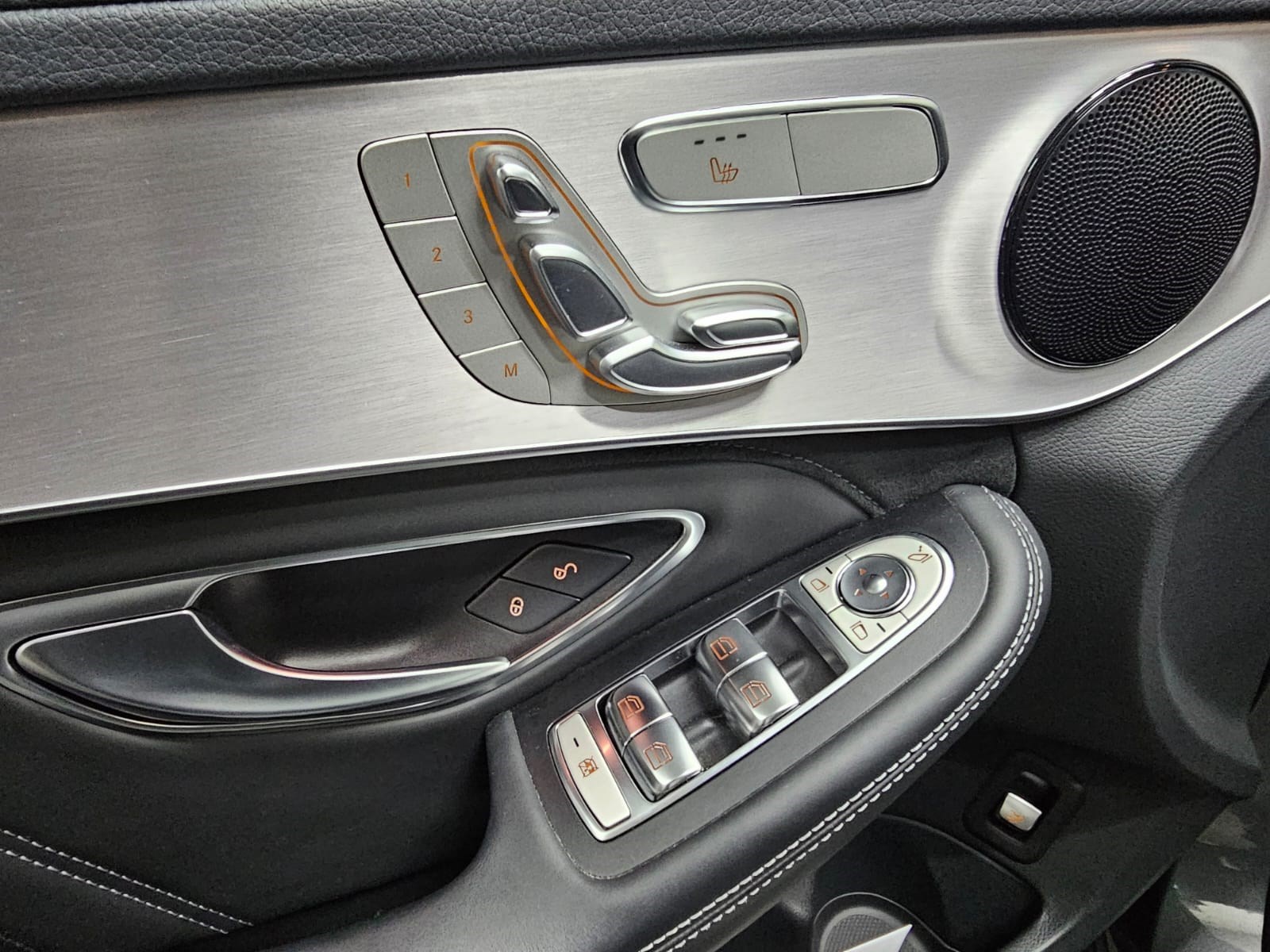 MERCEDES-BENZ C 63 AMG-image-10