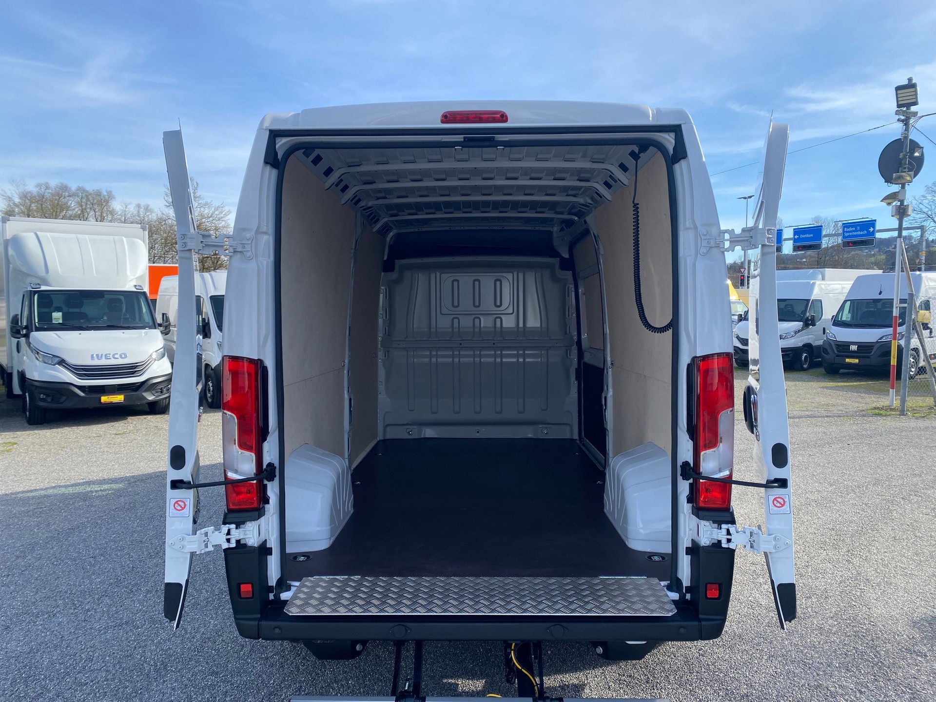 FIAT Ducato 35 L3H2 Kastenwagen mit Mammut Hebebühne-image-10
