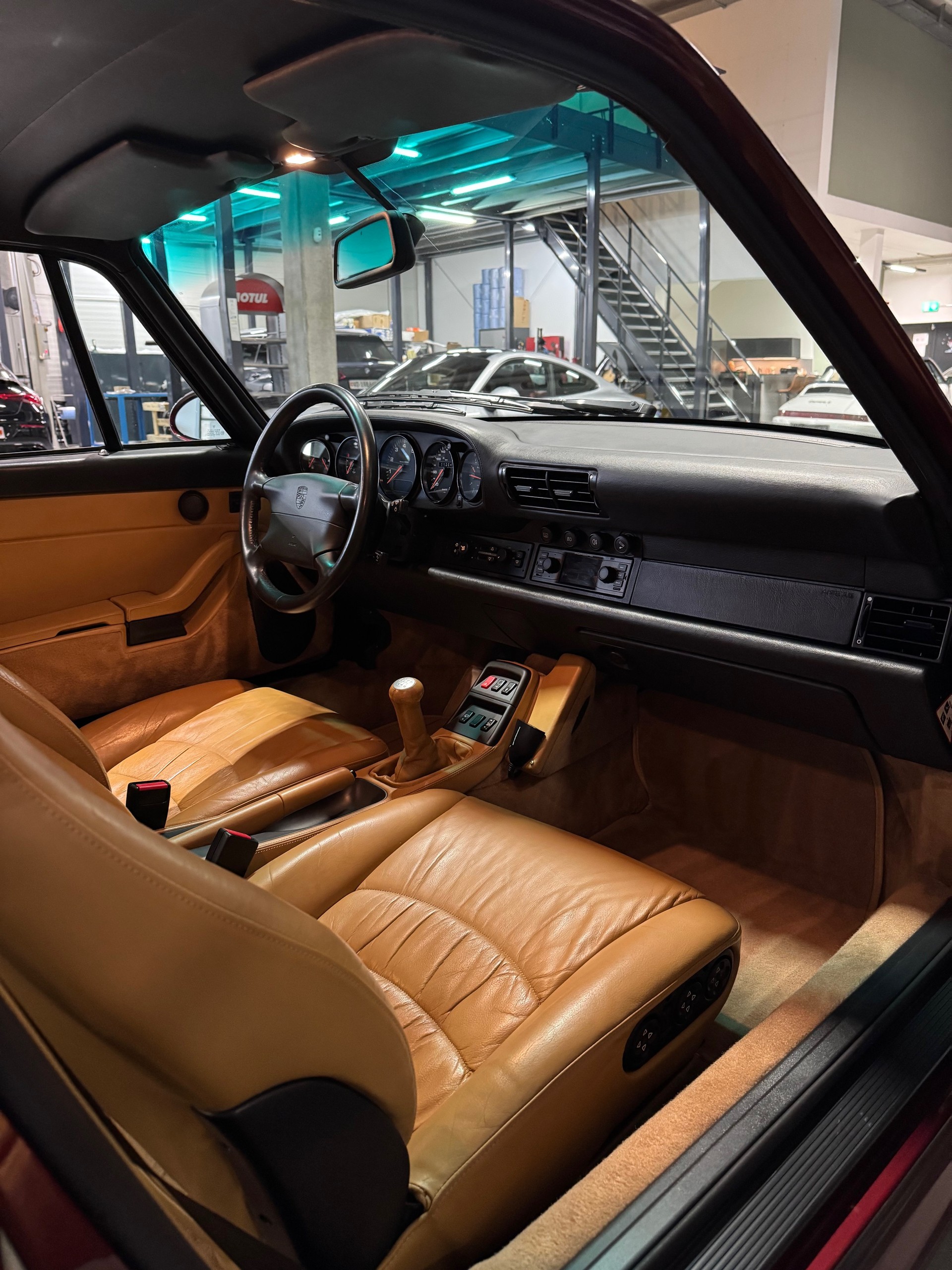 PORSCHE 911 Carrera 4S-image-10