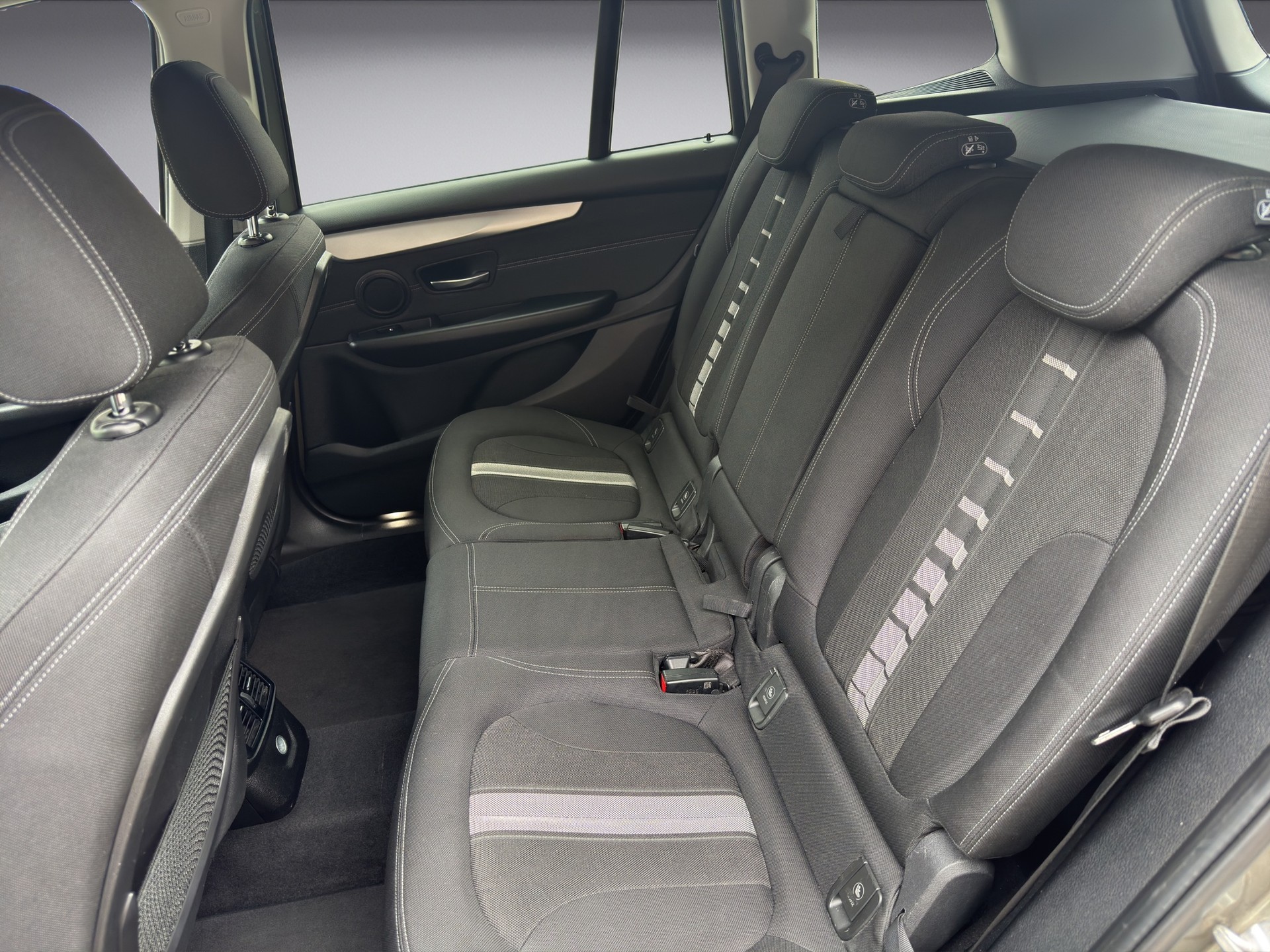 BMW 220i Gran Tourer Steptronic-image-9